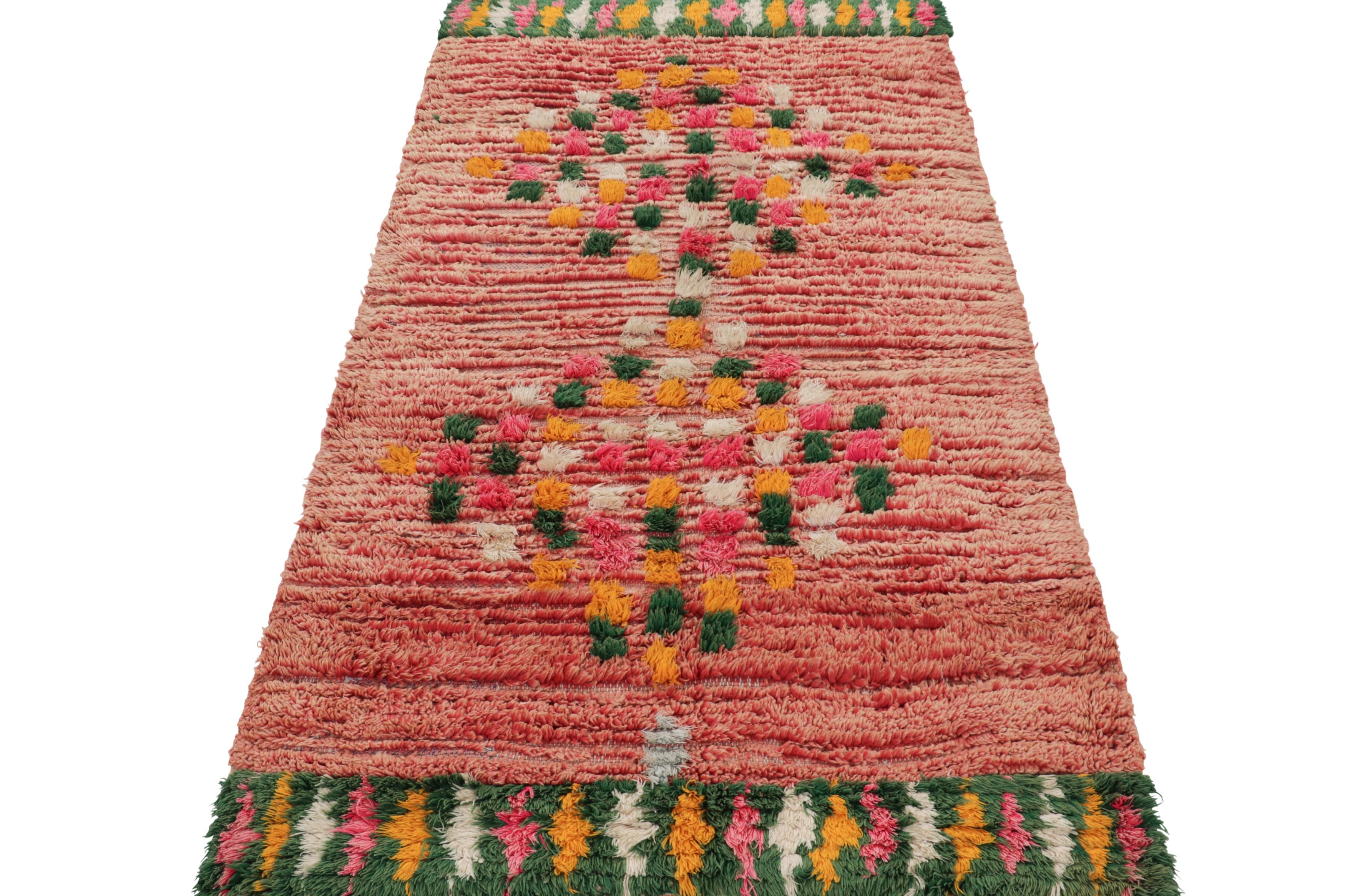 Vintage Marokkanischer Läufer in Rosa mit bunten Medaillons - Rug & Kilim im Zustand „Gut“ im Angebot in Long Island City, NY