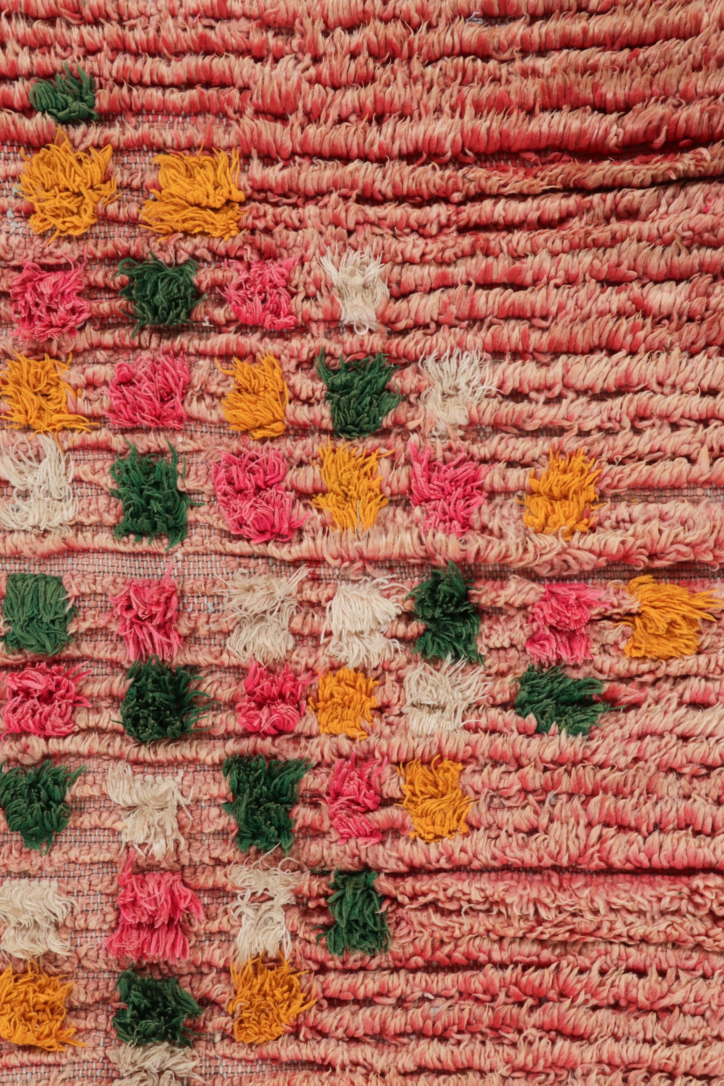 Vintage Marokkanischer Läufer in Rosa mit bunten Medaillons - Rug & Kilim (Mitte des 20. Jahrhunderts) im Angebot