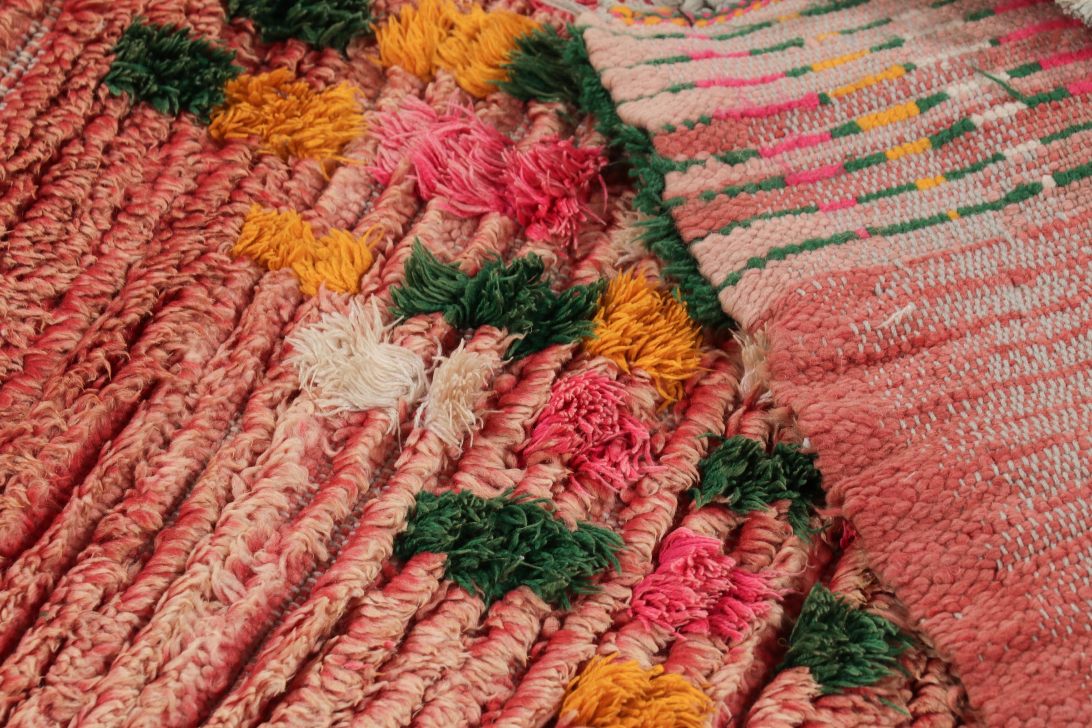 Vintage Marokkanischer Läufer in Rosa mit bunten Medaillons - Rug & Kilim (Wolle) im Angebot