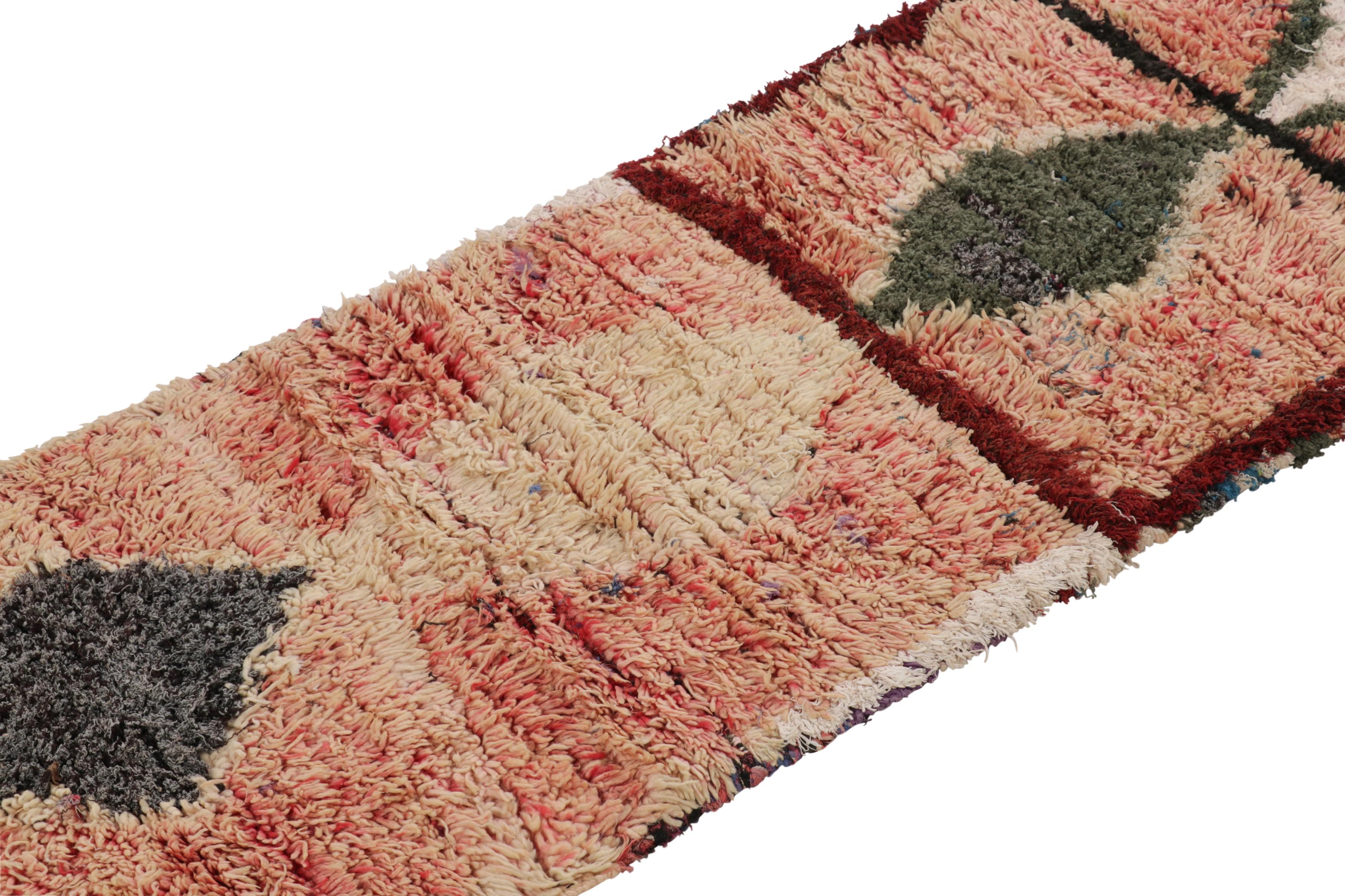 Dieser handgewebte Wollteppich aus Marokko (ca. 1950-1960) in der Größe 2x7 ist ein seltenes Exemplar und gehört zu den aufregendsten Neuzugängen in der Kollektion von Rug & Kilim aus der Mitte des Jahrhunderts aus dieser Region.

Über das Design: