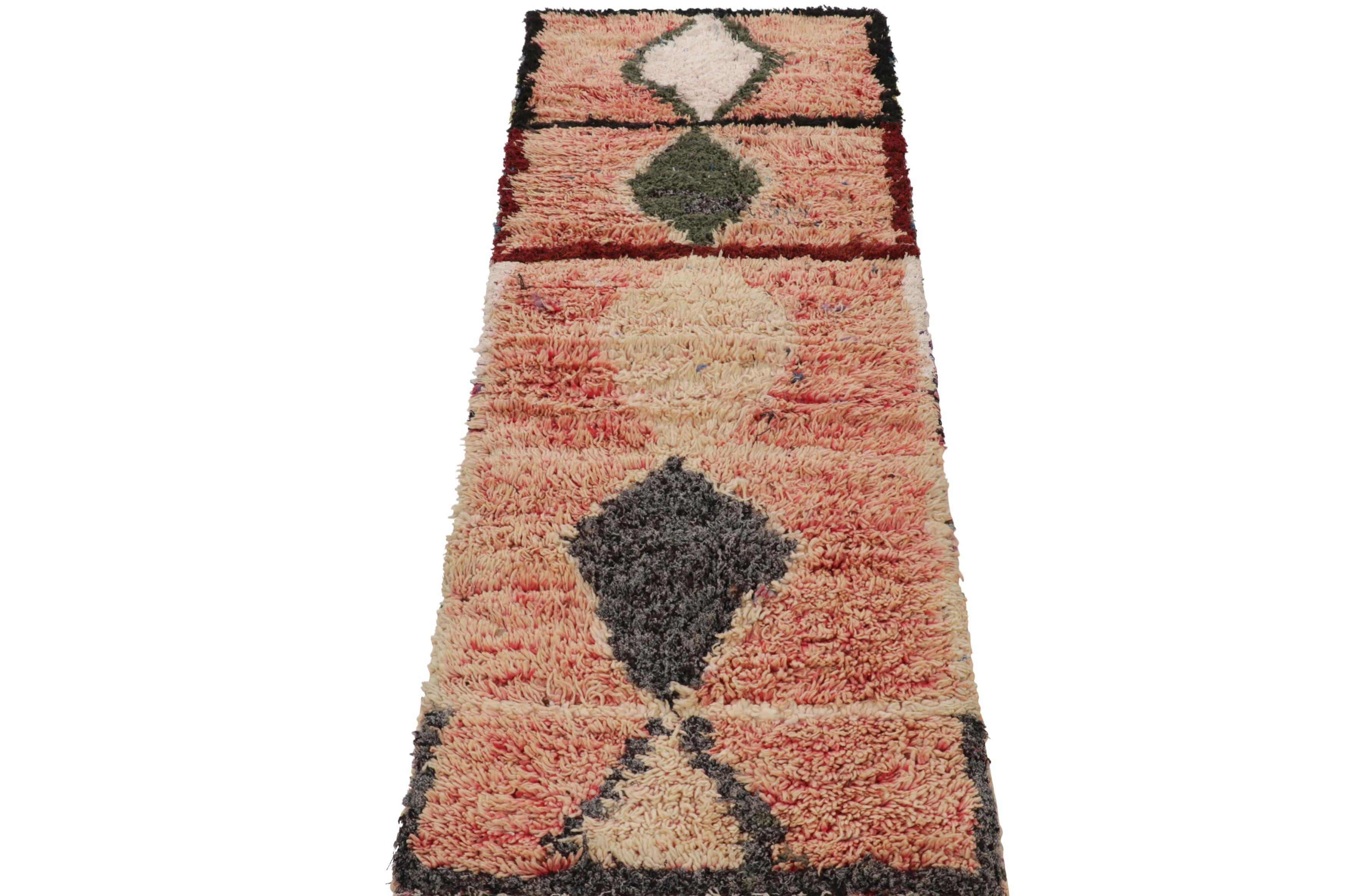 Vintage Marokkanischer Läufer in Pink mit Diamant-Medaillons - Rug & Kilim (Handgeknüpft) im Angebot