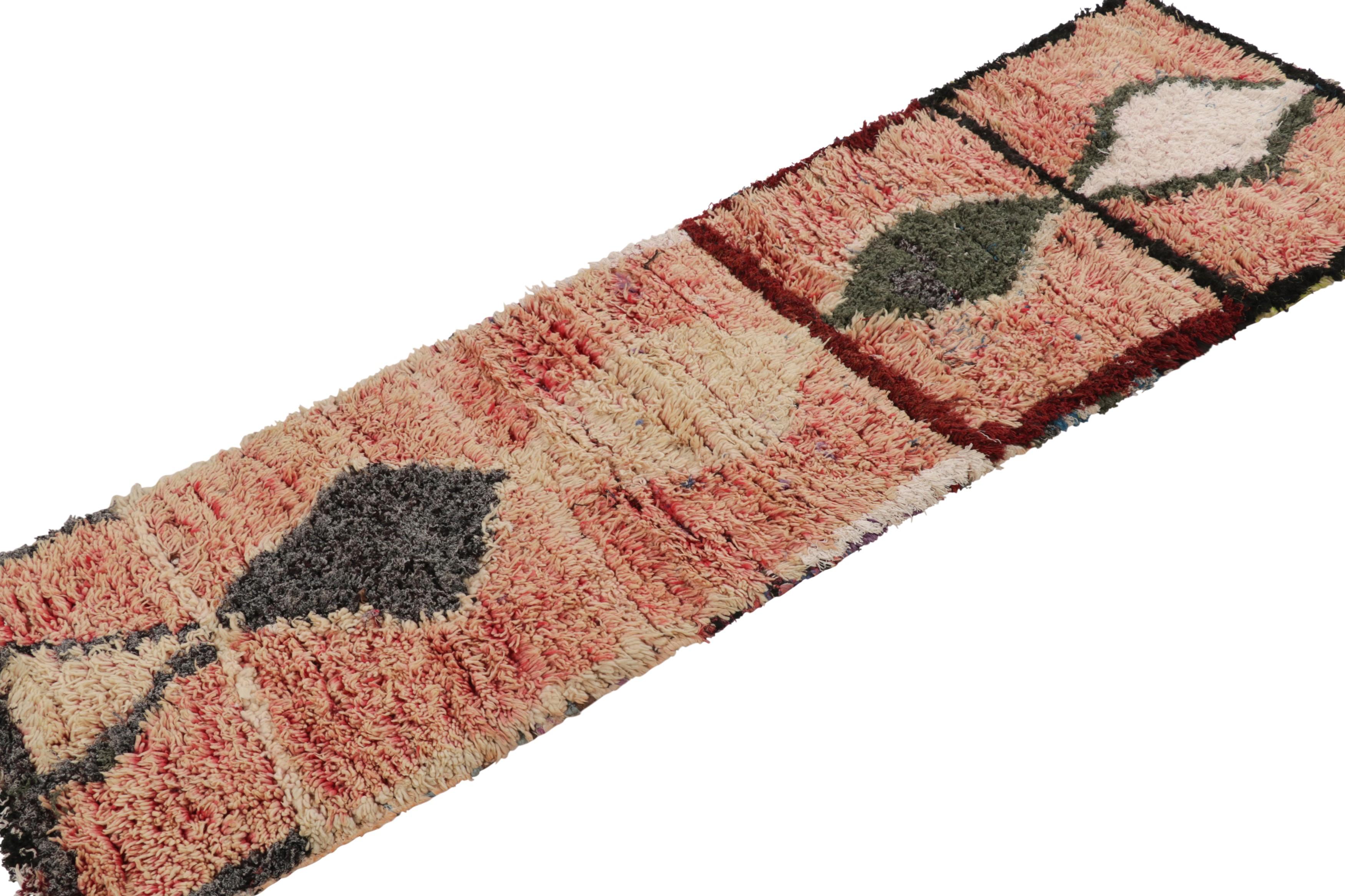 Vintage Marokkanischer Läufer in Pink mit Diamant-Medaillons - Rug & Kilim im Zustand „Gut“ im Angebot in Long Island City, NY