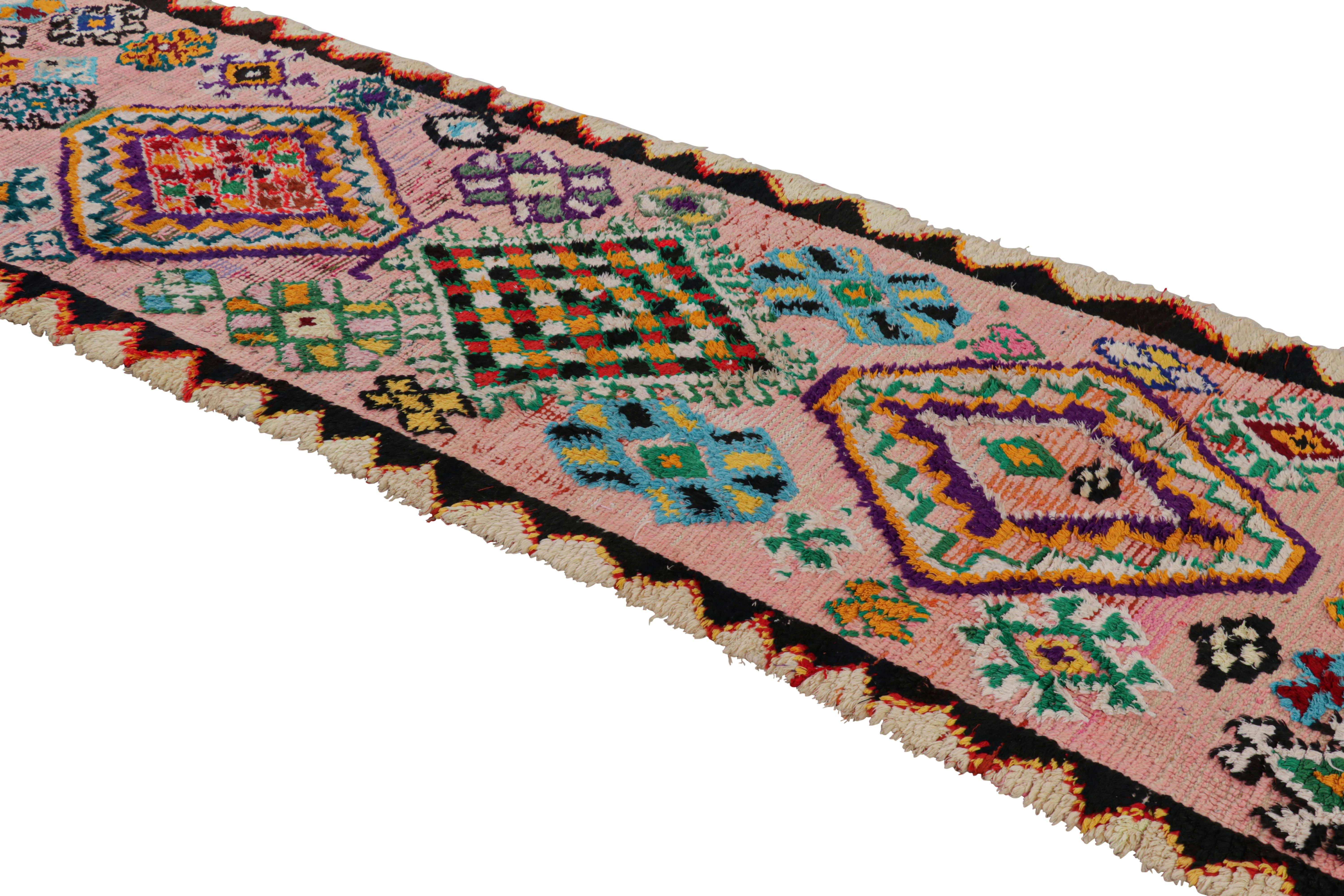 Dieser aus Wolle handgeknüpfte marokkanische Teppich (3x13) stammt aus Marokko (ca. 1950-1960) und ist ein äußerst seltenes Stück, wie so wenige seiner Herkunft. 

Über das Design: 

Bewunderer des Handwerks werden feststellen, dass dieses Stück im