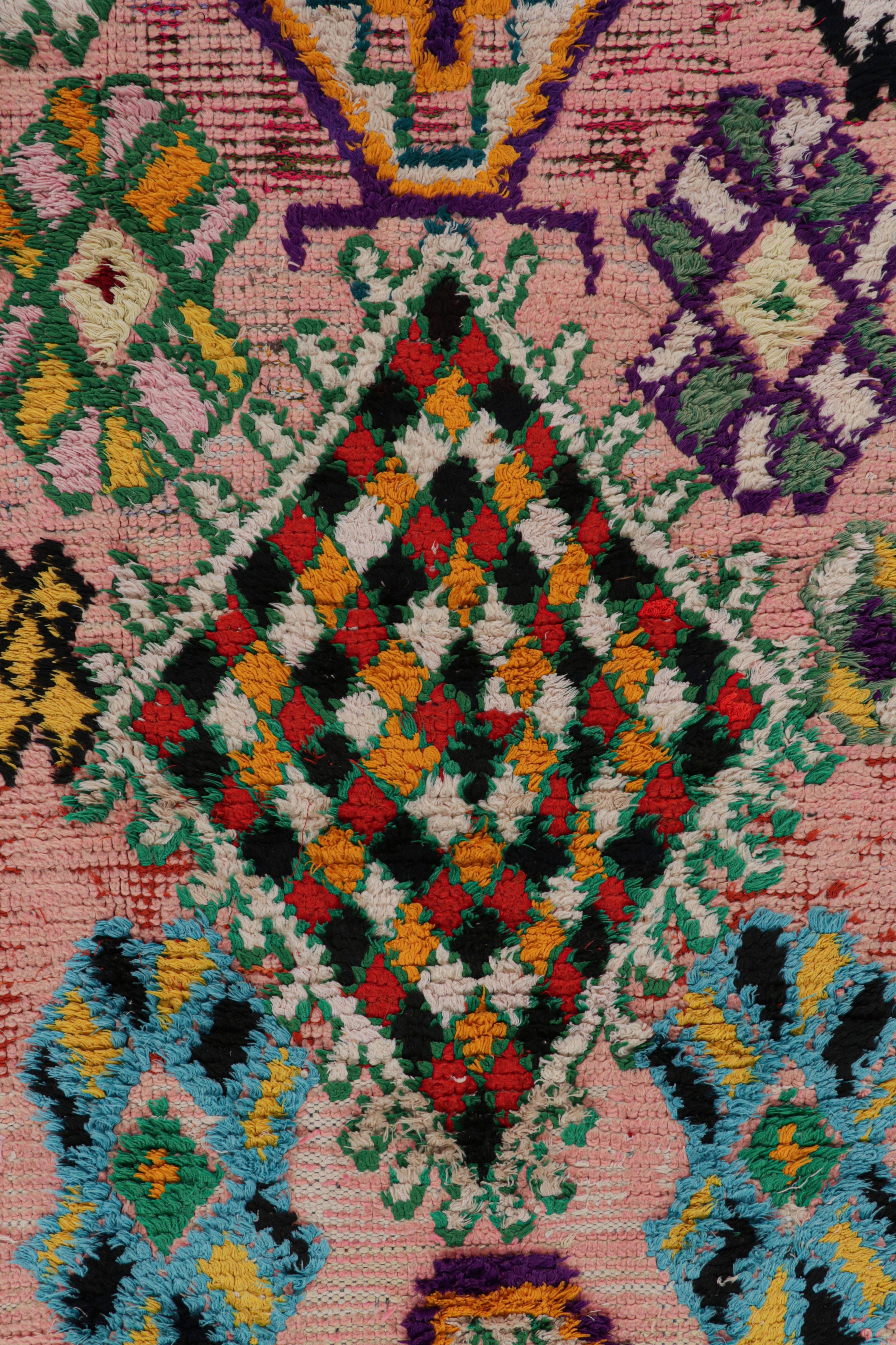 Marokkanischer Vintage-Läufer in Rosa mit geometrischen Mustern, von Rug & Kilim (Handgeknüpft) im Angebot