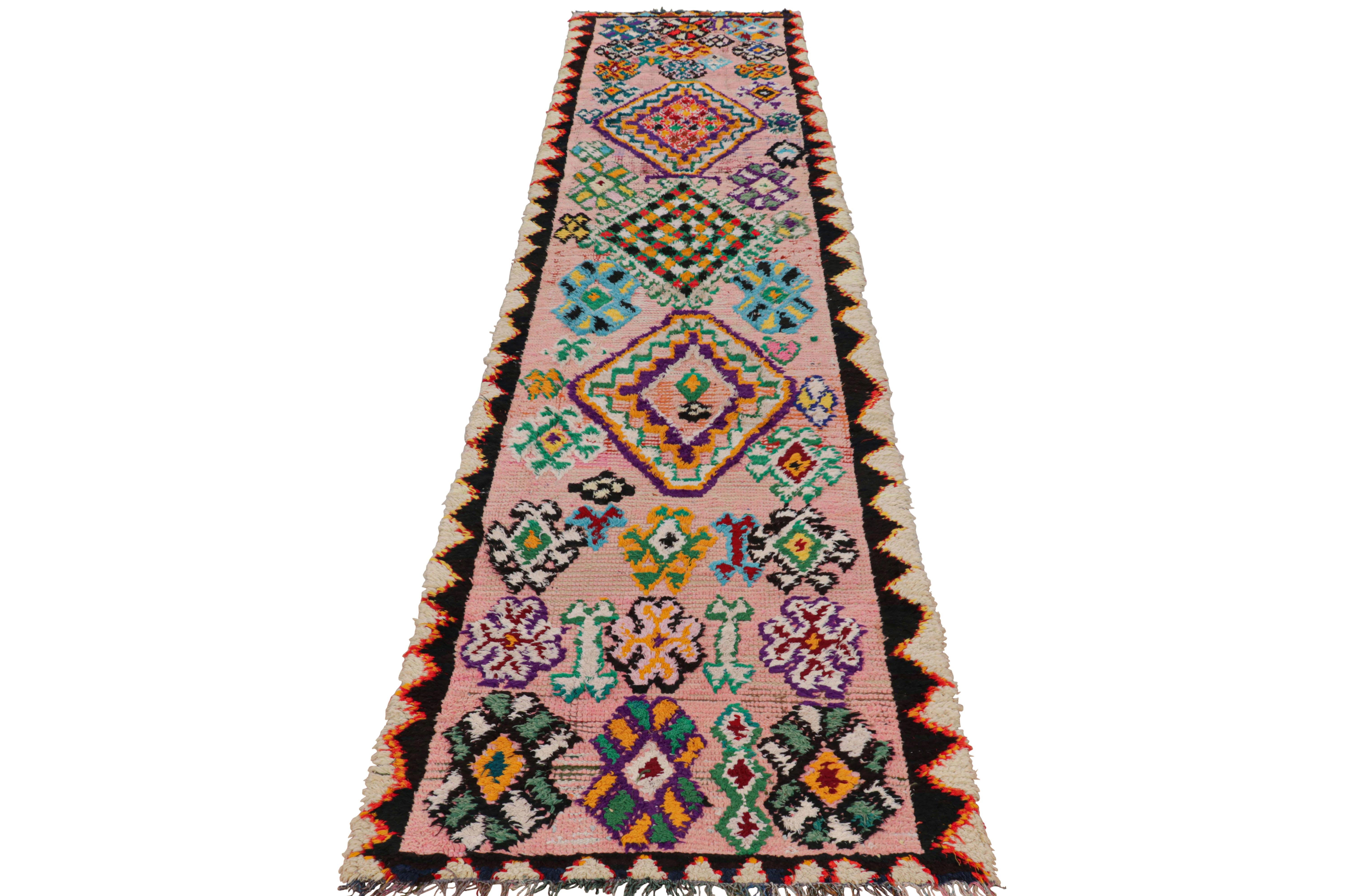 Marokkanischer Vintage-Läufer in Rosa mit geometrischen Mustern, von Rug & Kilim im Zustand „Gut“ im Angebot in Long Island City, NY