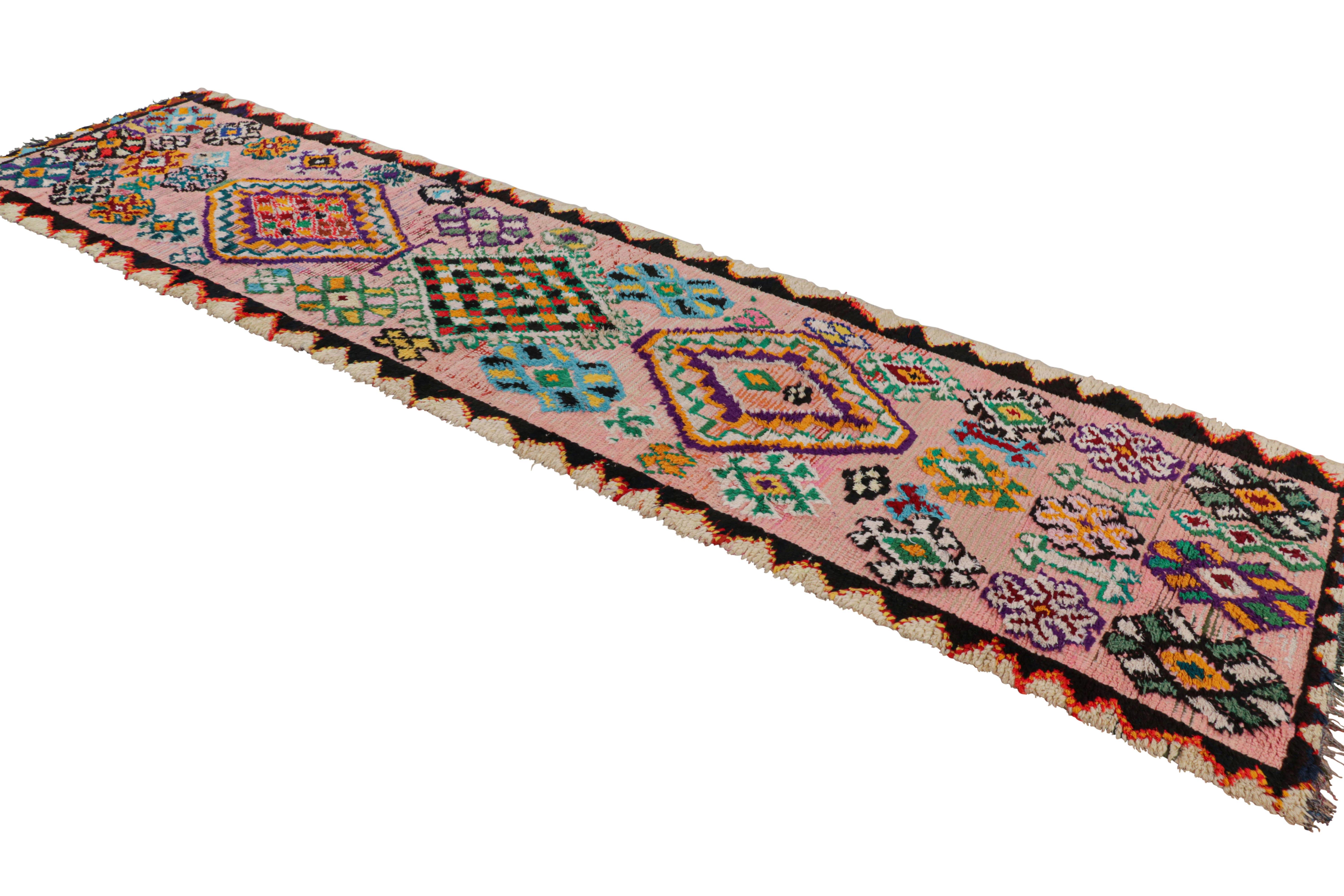 Marokkanischer Vintage-Läufer in Rosa mit geometrischen Mustern, von Rug & Kilim (Mitte des 20. Jahrhunderts) im Angebot