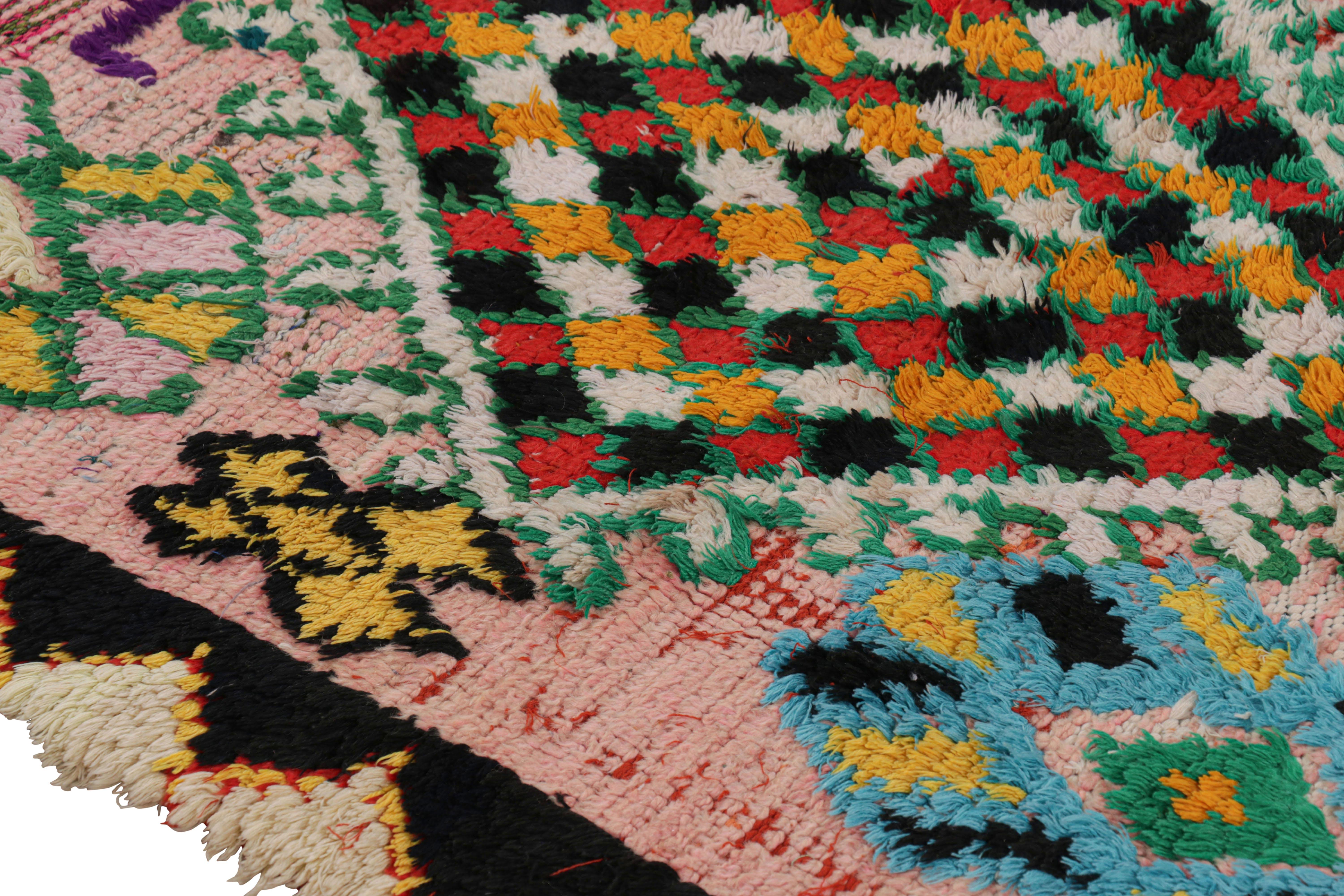 Marokkanischer Vintage-Läufer in Rosa mit geometrischen Mustern, von Rug & Kilim (Wolle) im Angebot