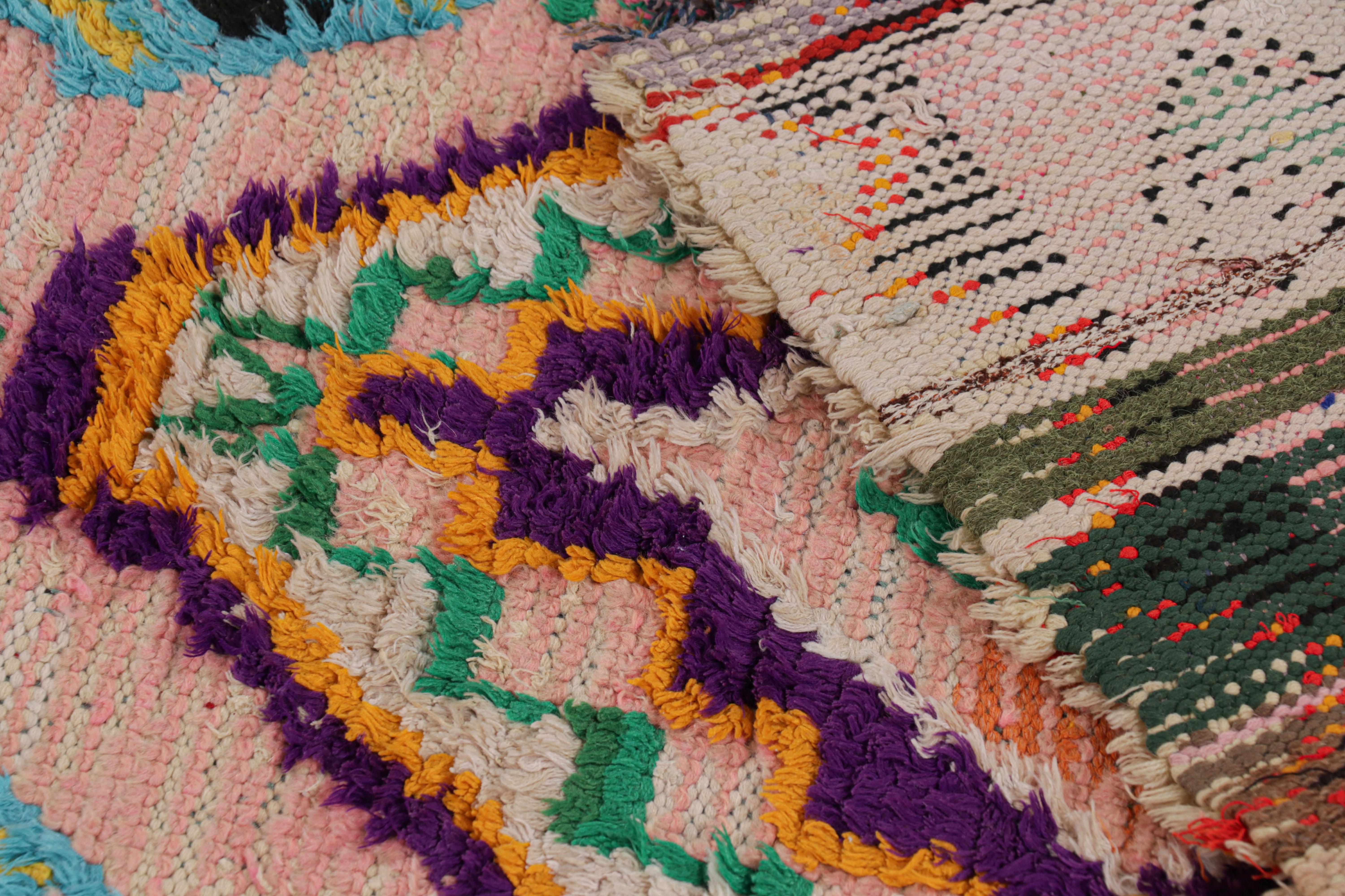 Marokkanischer Vintage-Läufer in Rosa mit geometrischen Mustern, von Rug & Kilim im Angebot 1
