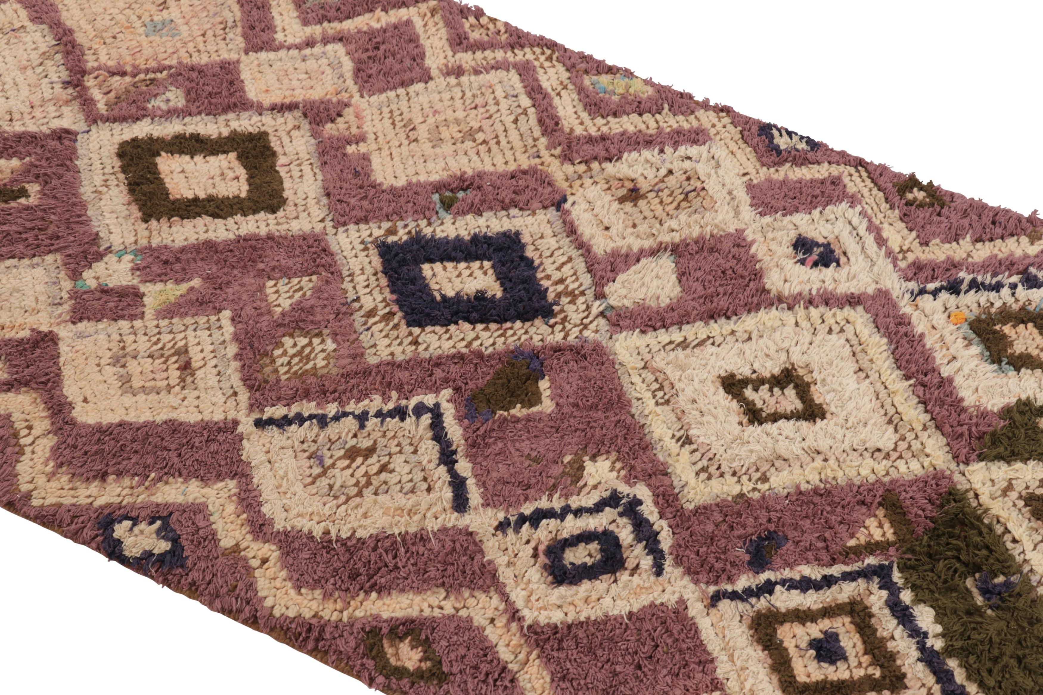 Dieser handgewebte Wollteppich aus Marokko (ca. 1950-1960) mit einer Größe von 3 x 8 cm ist eine Rarität und gehört zu den aufregendsten Neuzugängen in der Kollektion von Rug & Kilim aus der Mitte des Jahrhunderts aus dieser Region.


Über das
