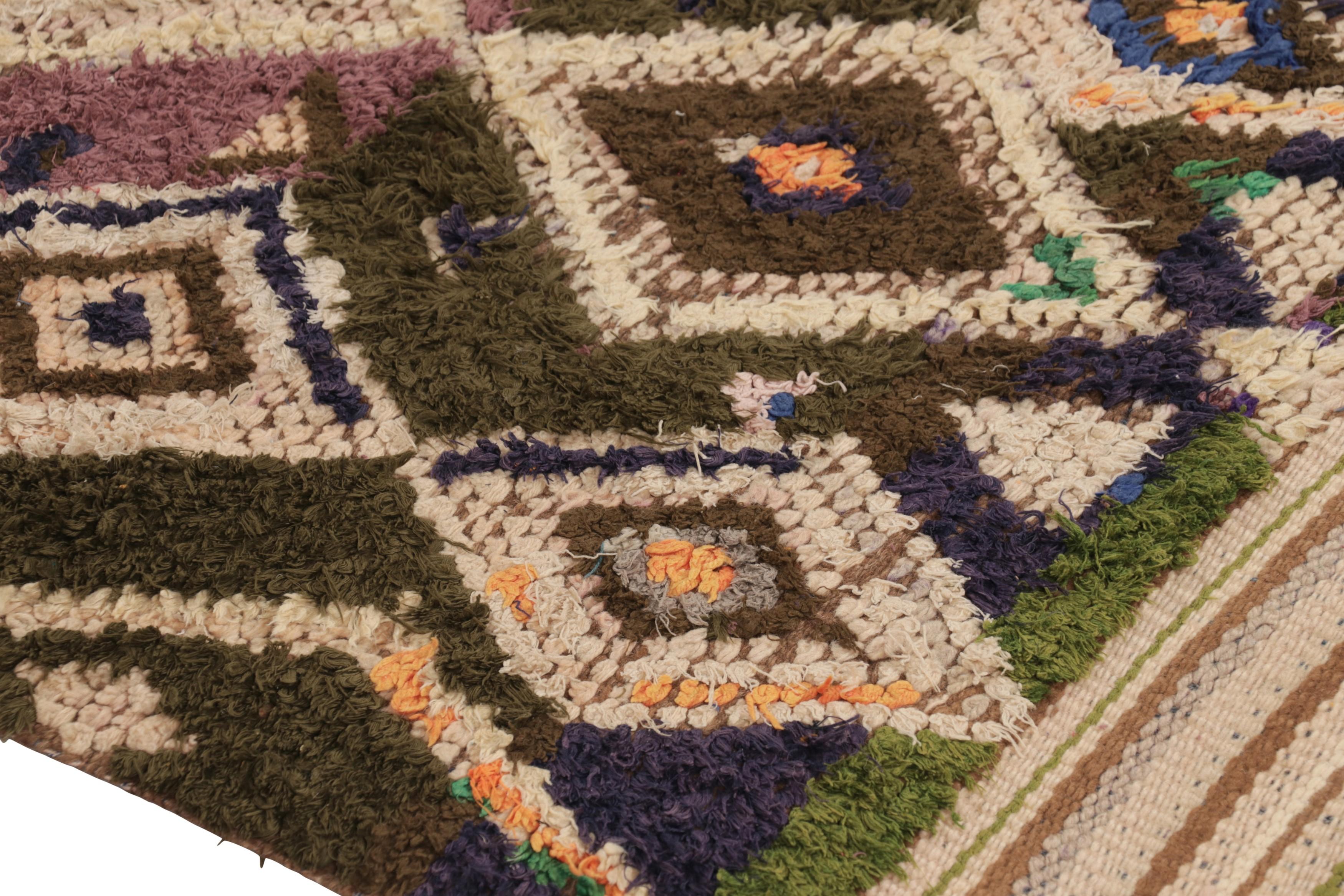 Vintage marokkanischer Läufer in Lila mit Diamant-Gittermuster - Rug & Kilim (Stammeskunst) im Angebot