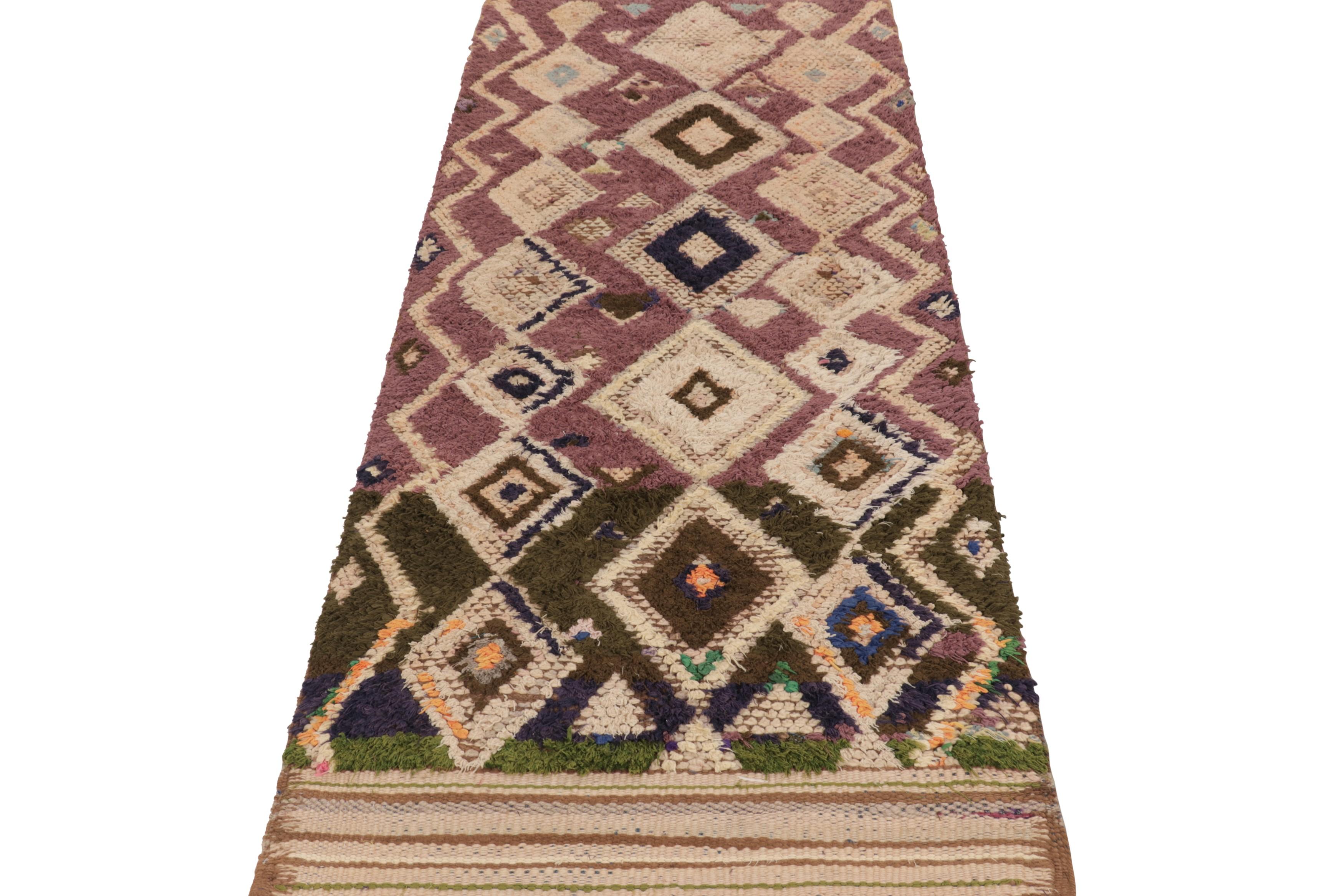 Vintage marokkanischer Läufer in Lila mit Diamant-Gittermuster - Rug & Kilim (Marokkanisch) im Angebot