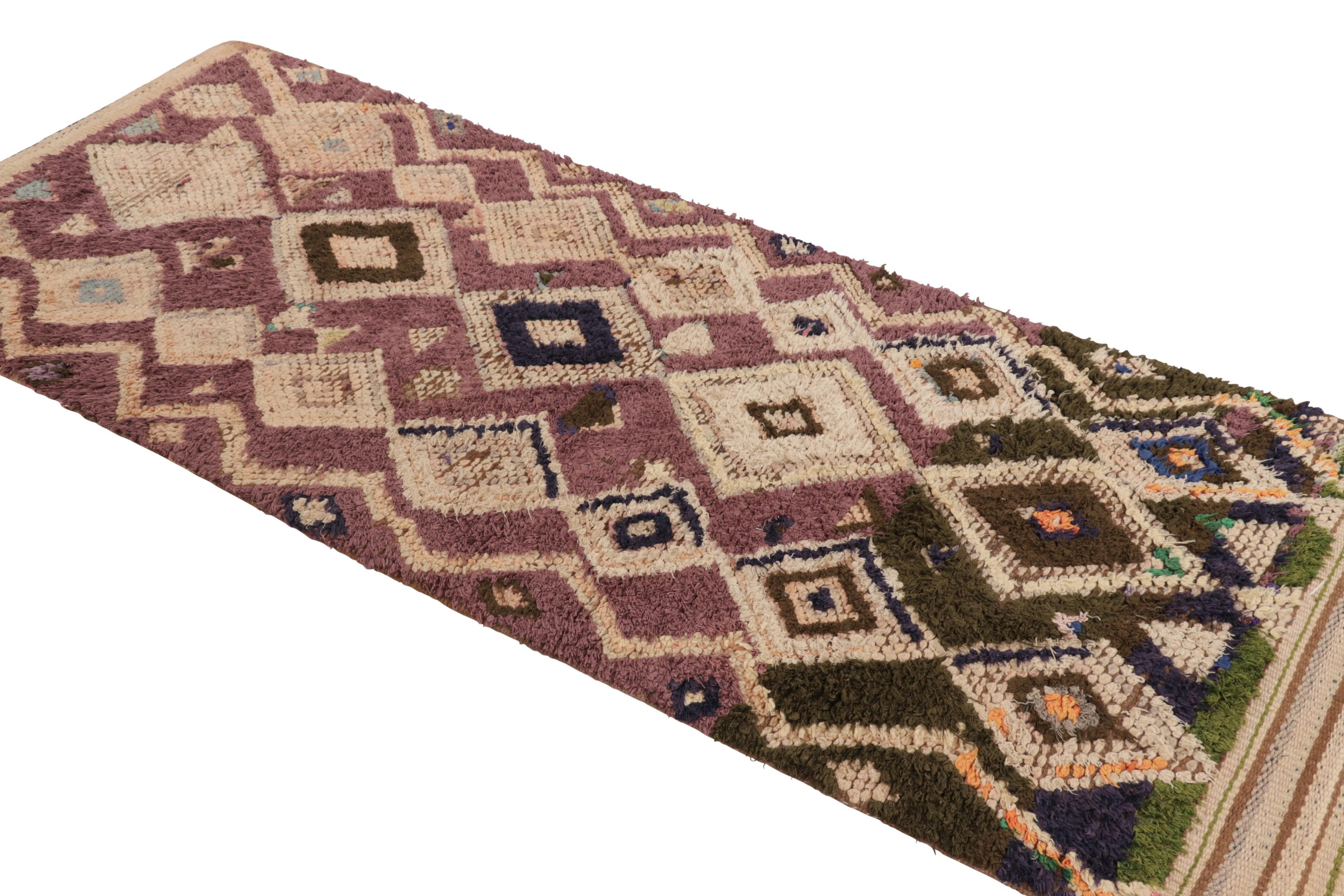 Vintage marokkanischer Läufer in Lila mit Diamant-Gittermuster - Rug & Kilim (Handgewebt) im Angebot