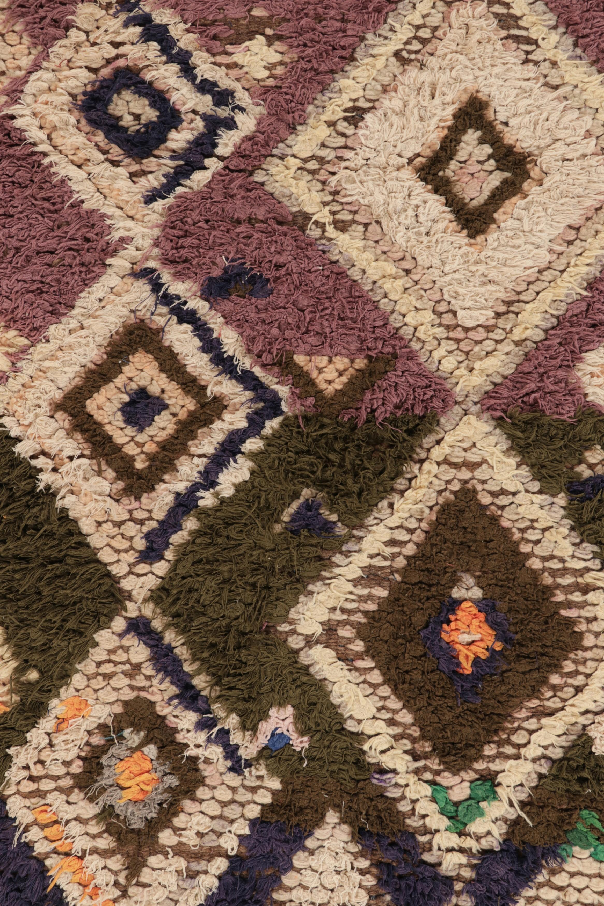 Vintage marokkanischer Läufer in Lila mit Diamant-Gittermuster - Rug & Kilim im Zustand „Gut“ im Angebot in Long Island City, NY