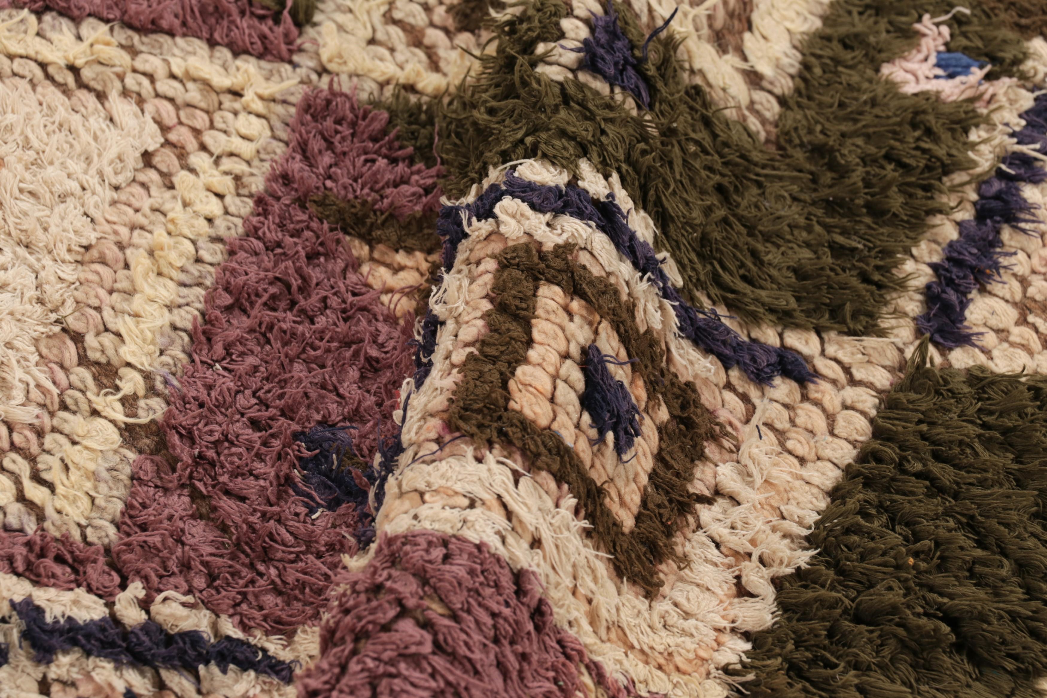 Vintage marokkanischer Läufer in Lila mit Diamant-Gittermuster - Rug & Kilim (Mitte des 20. Jahrhunderts) im Angebot