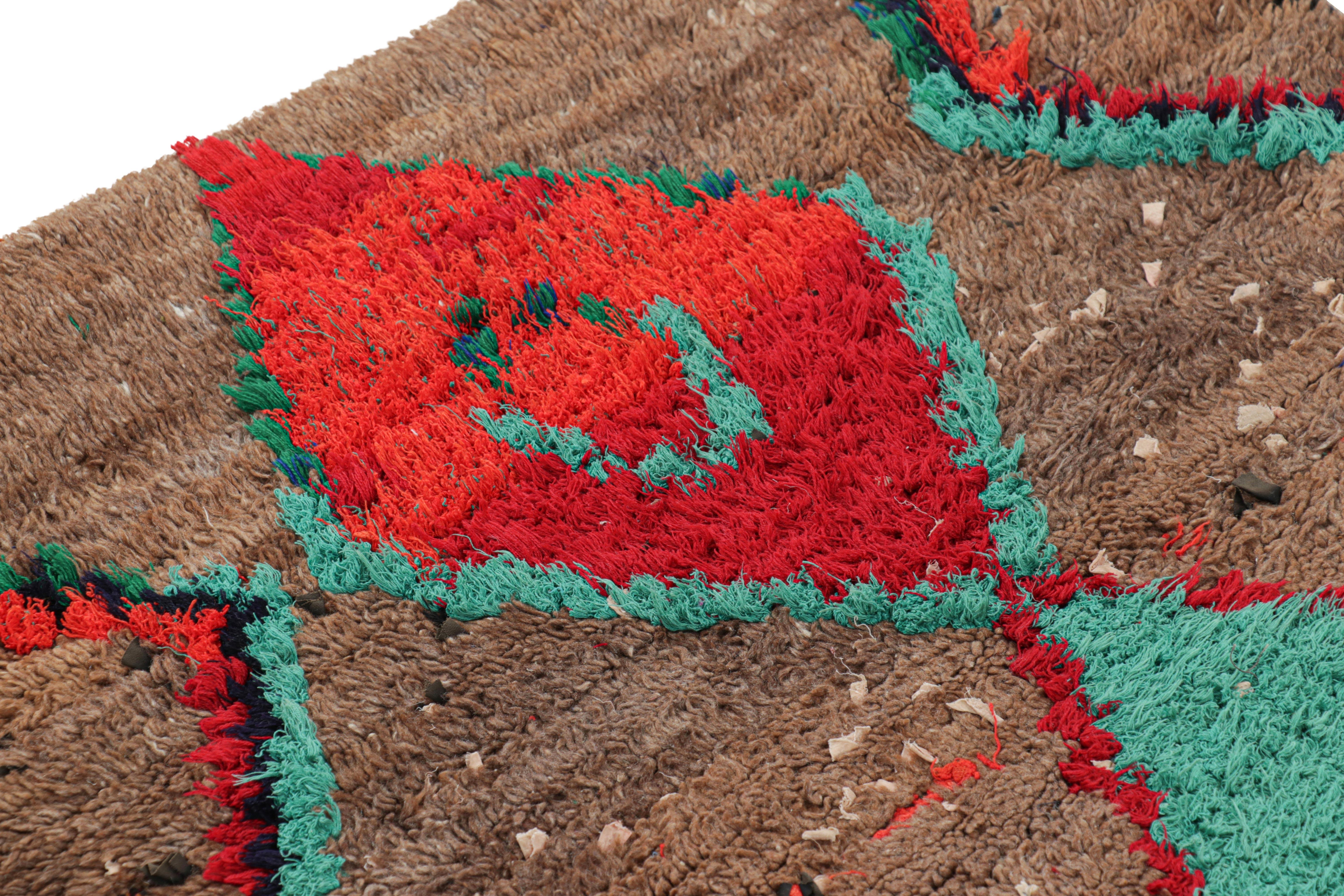 Marokkanischer Vintage-Läufer in Rot mit beige und blauen Diamanten  Rug & Kilim (Handgeknüpft) im Angebot