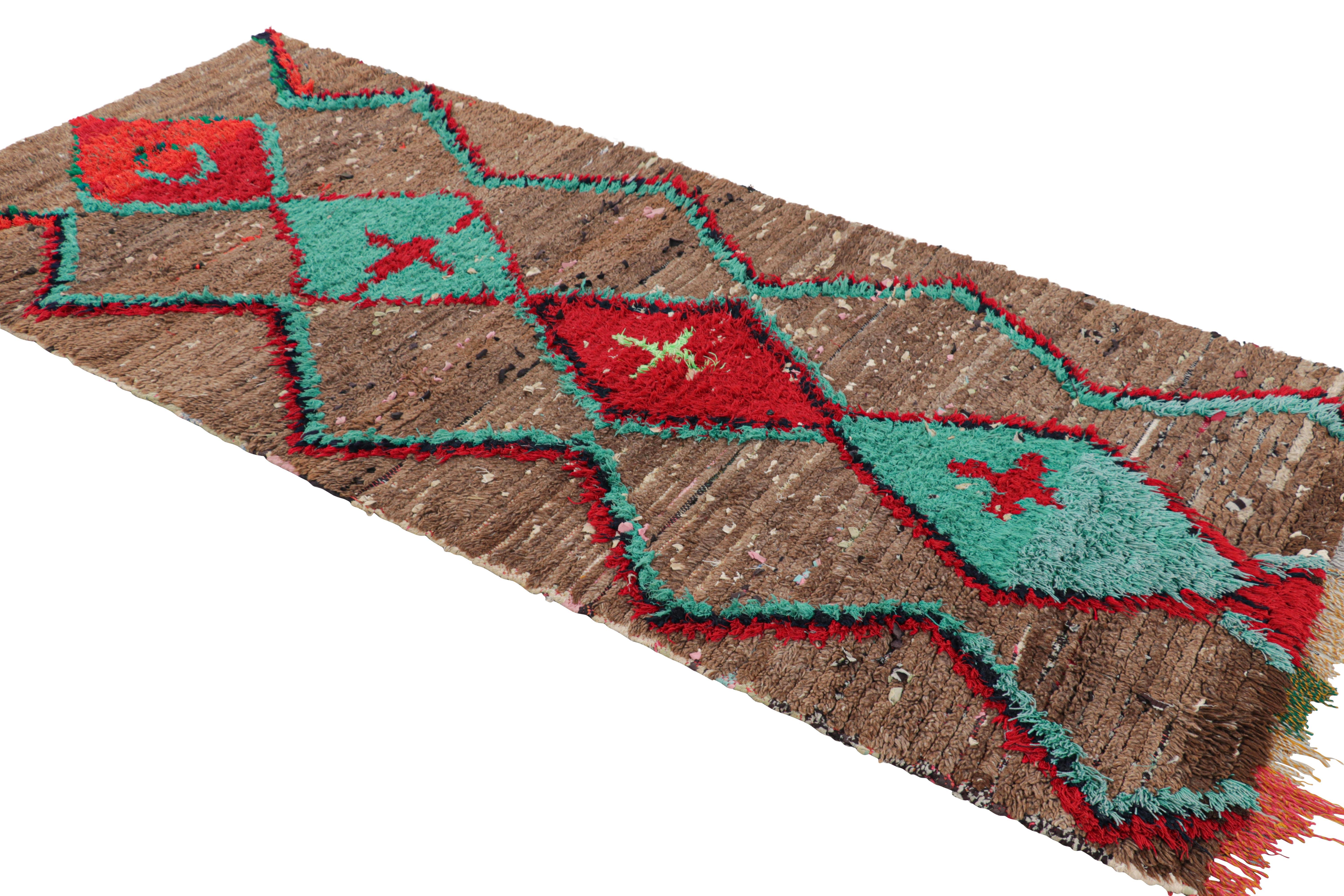 Marokkanischer Vintage-Läufer in Rot mit beige und blauen Diamanten  Rug & Kilim (Mitte des 20. Jahrhunderts) im Angebot