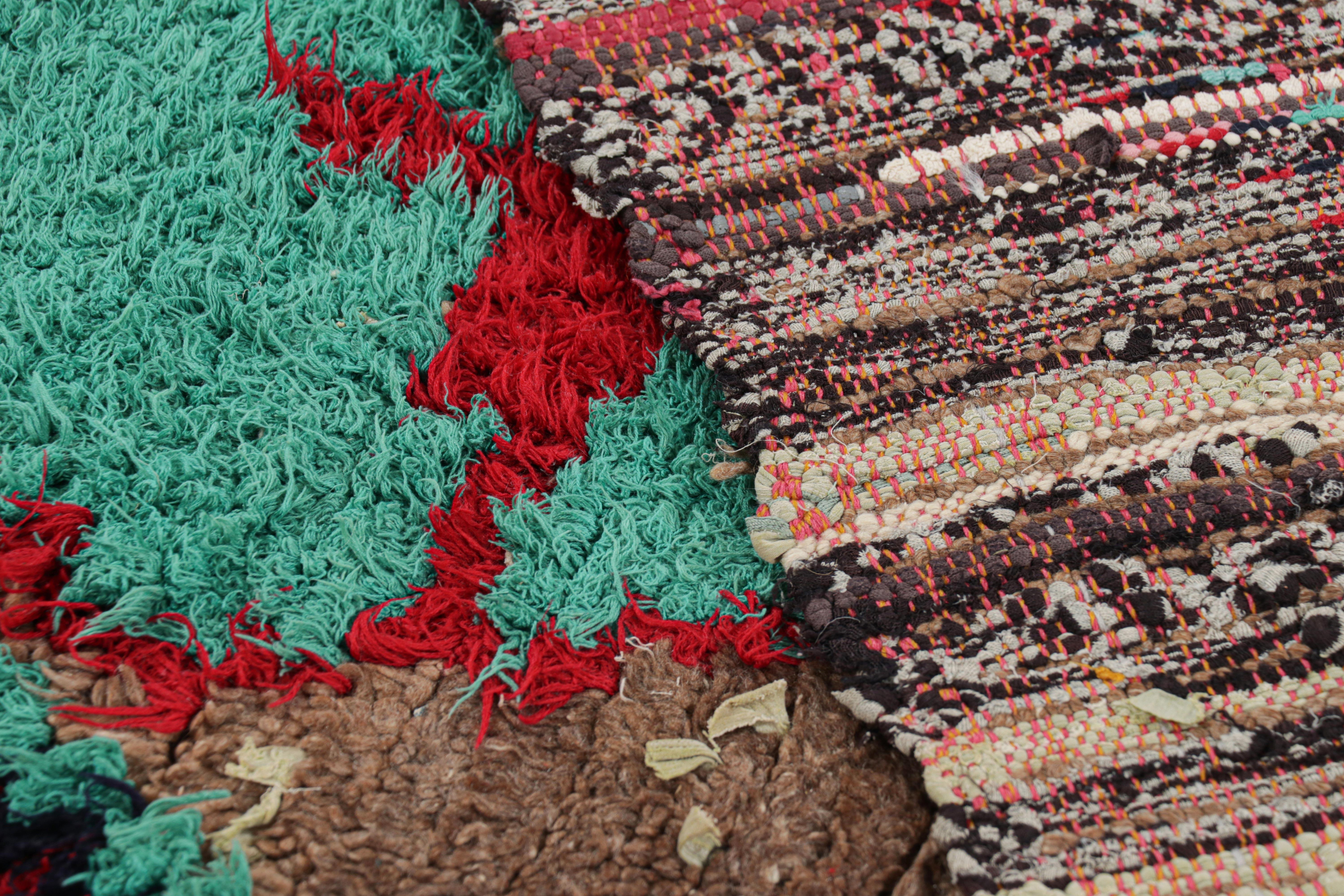 Marokkanischer Vintage-Läufer in Rot mit beige und blauen Diamanten  Rug & Kilim im Angebot 1
