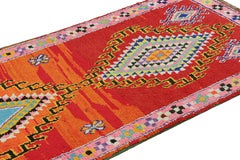 Marokkanischer Vintage-Läufer in Rot mit bunten Medaillons  Rug & Kilim