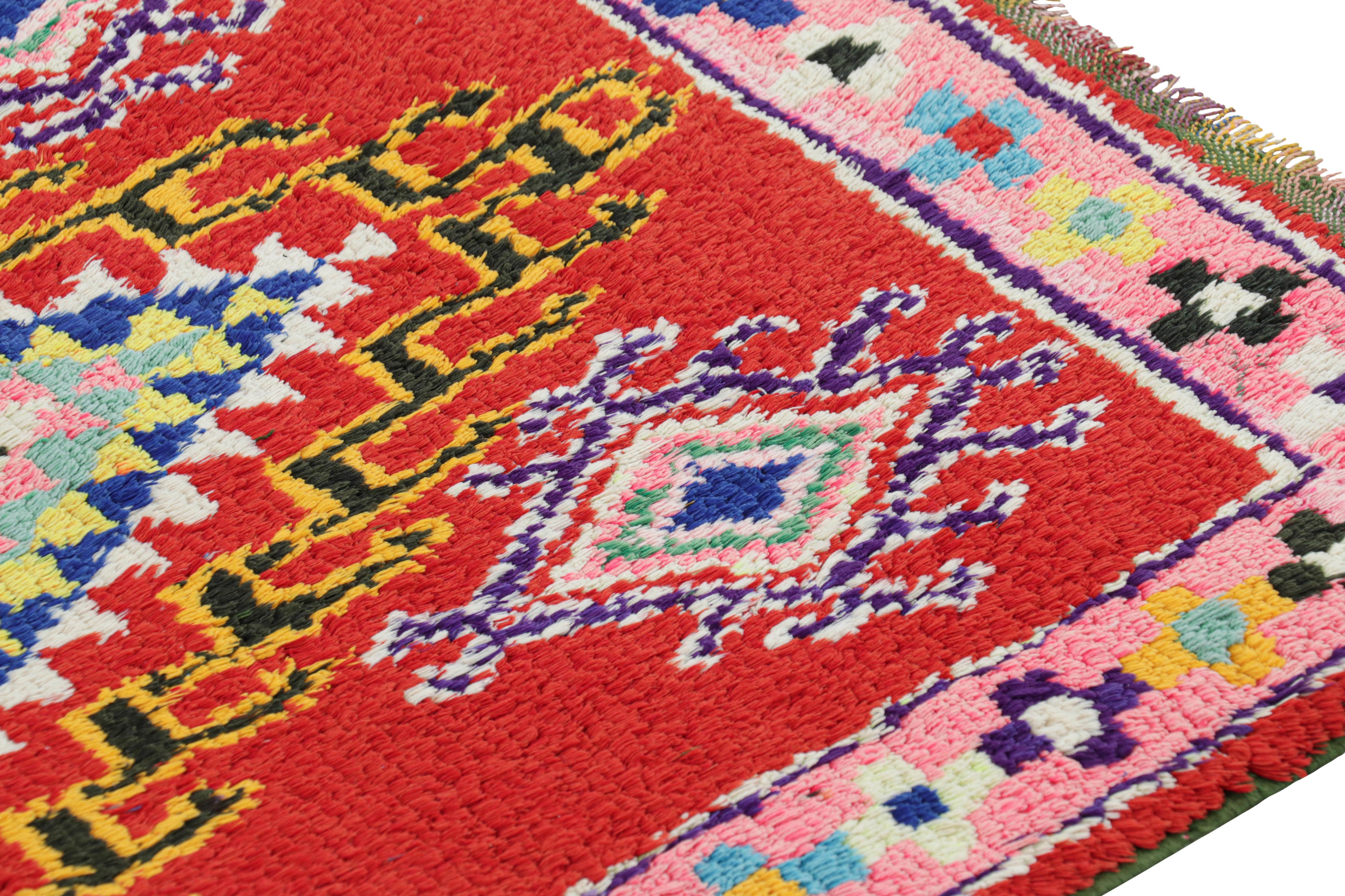 Marokkanischer Vintage-Läufer in Rot mit bunten Medaillons  Rug & Kilim (Handgeknüpft) im Angebot
