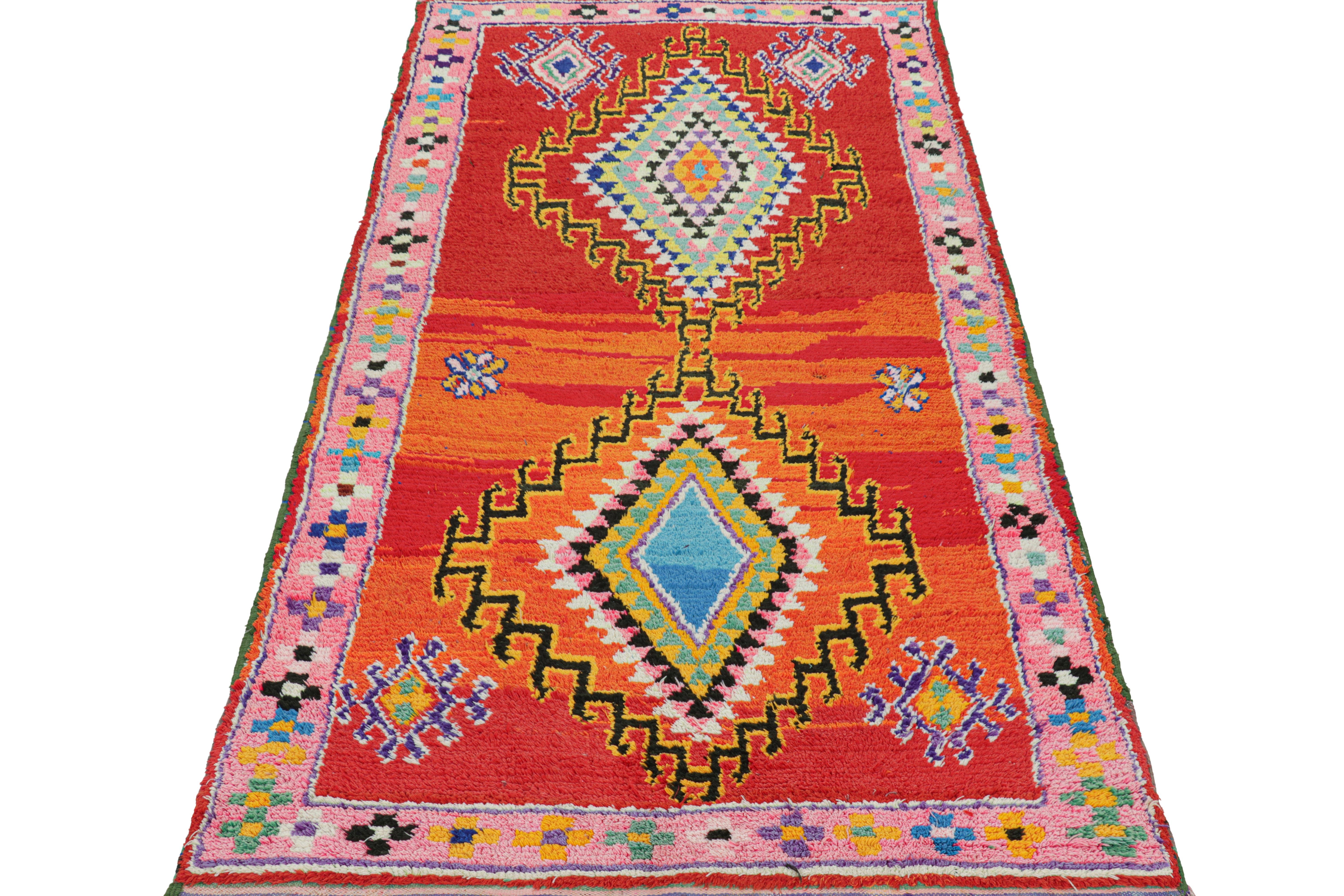 Marokkanischer Vintage-Läufer in Rot mit bunten Medaillons  Rug & Kilim im Zustand „Gut“ im Angebot in Long Island City, NY