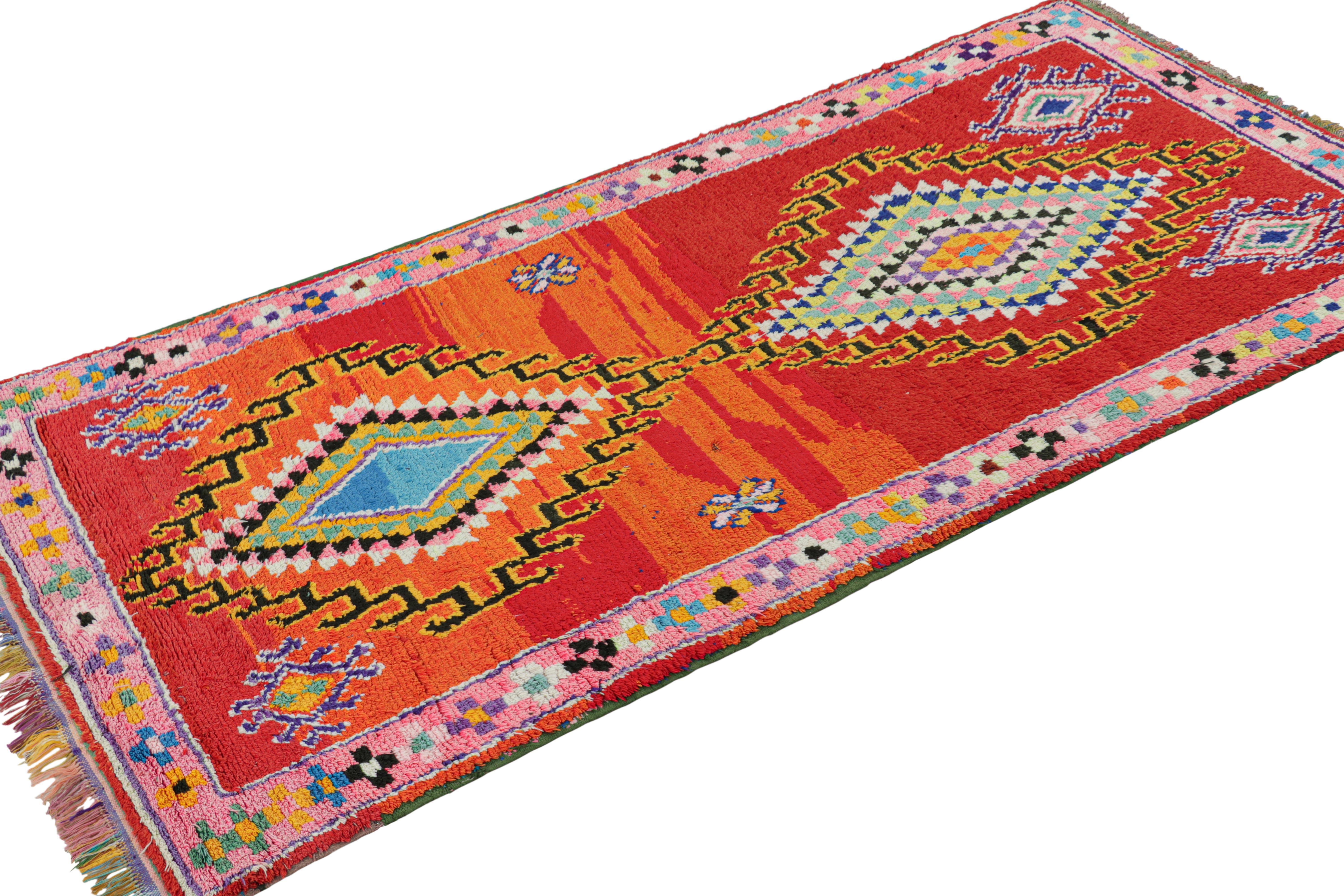 Marokkanischer Vintage-Läufer in Rot mit bunten Medaillons  Rug & Kilim (Mitte des 20. Jahrhunderts) im Angebot