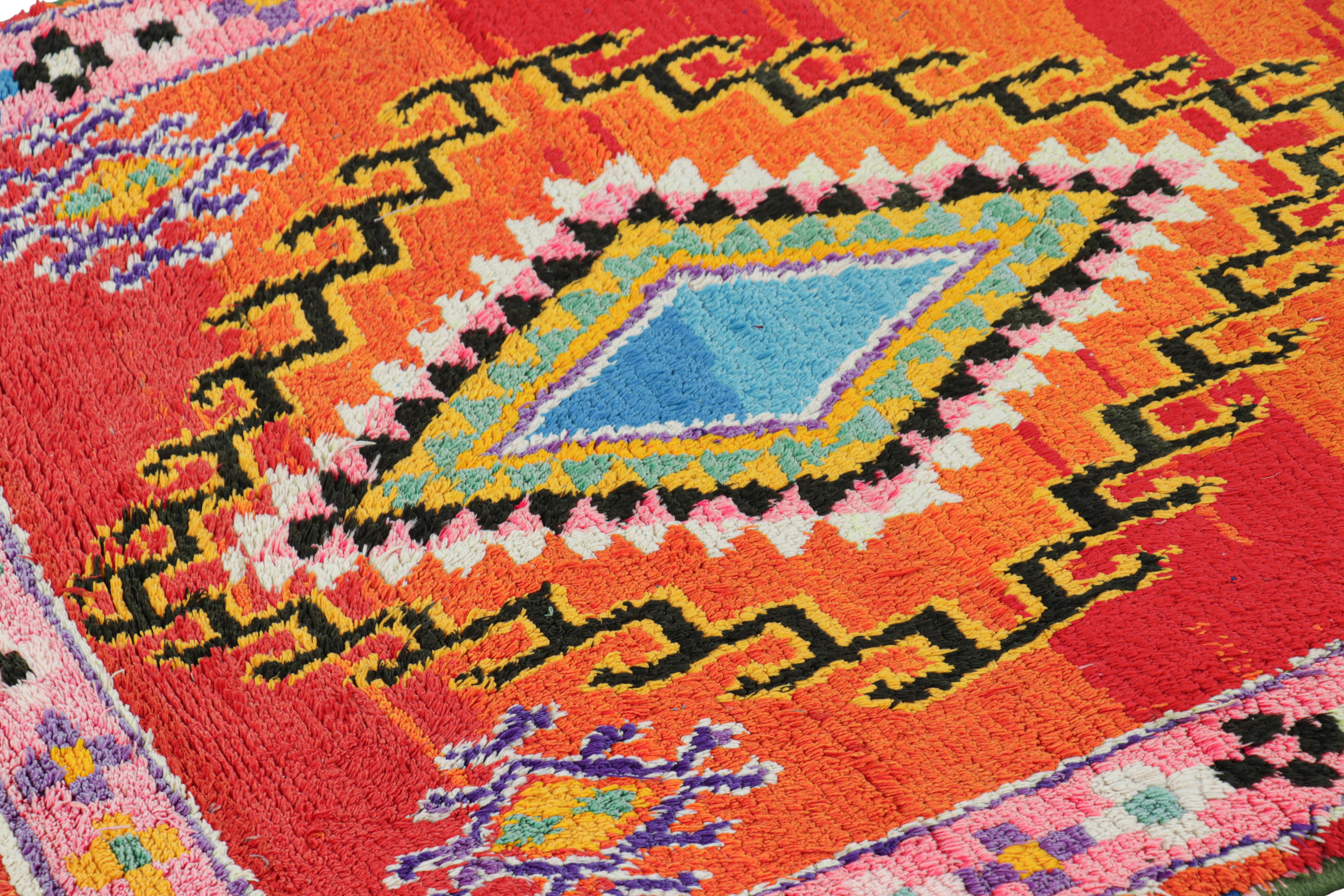 Marokkanischer Vintage-Läufer in Rot mit bunten Medaillons  Rug & Kilim (Wolle) im Angebot