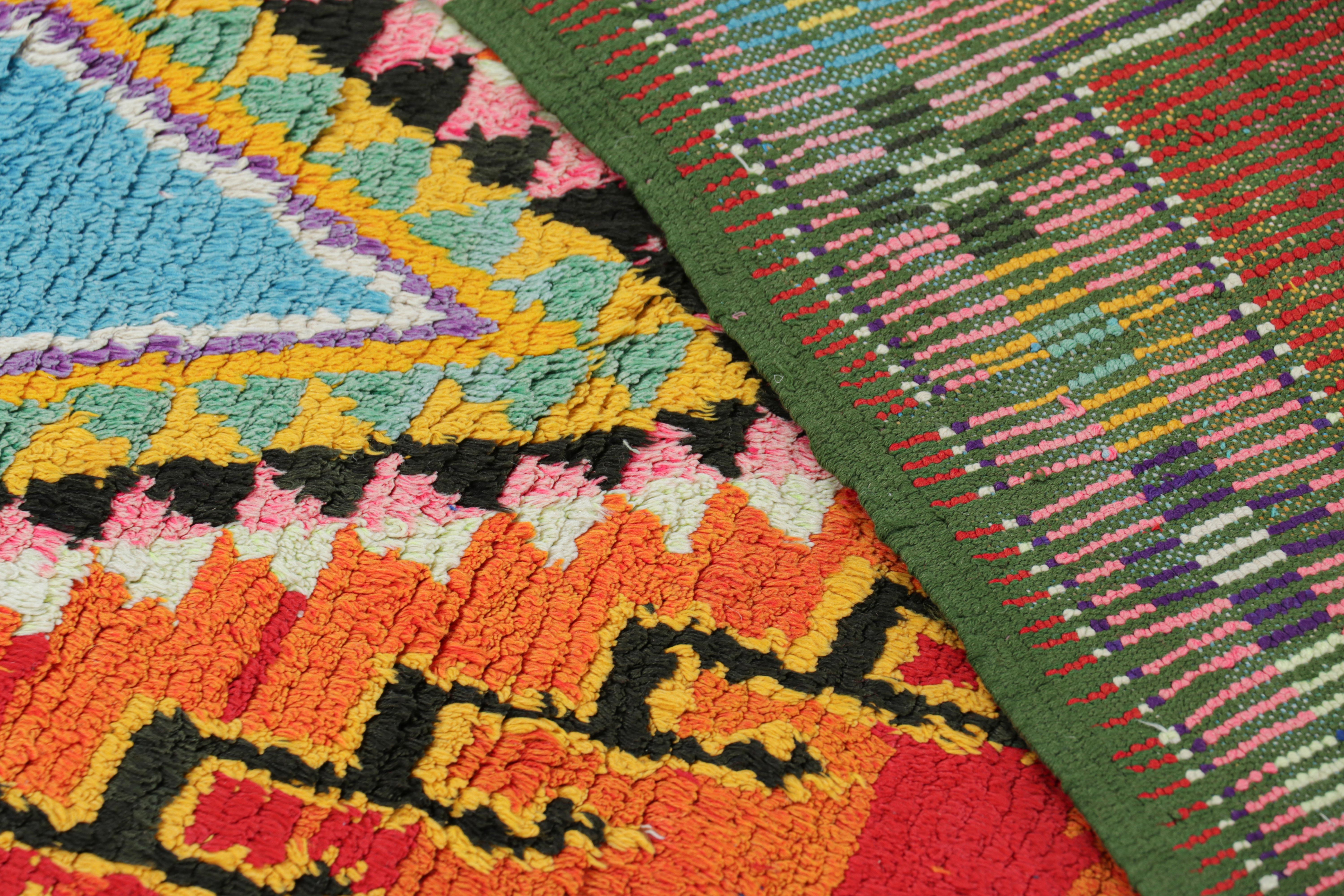 Marokkanischer Vintage-Läufer in Rot mit bunten Medaillons  Rug & Kilim im Angebot 1