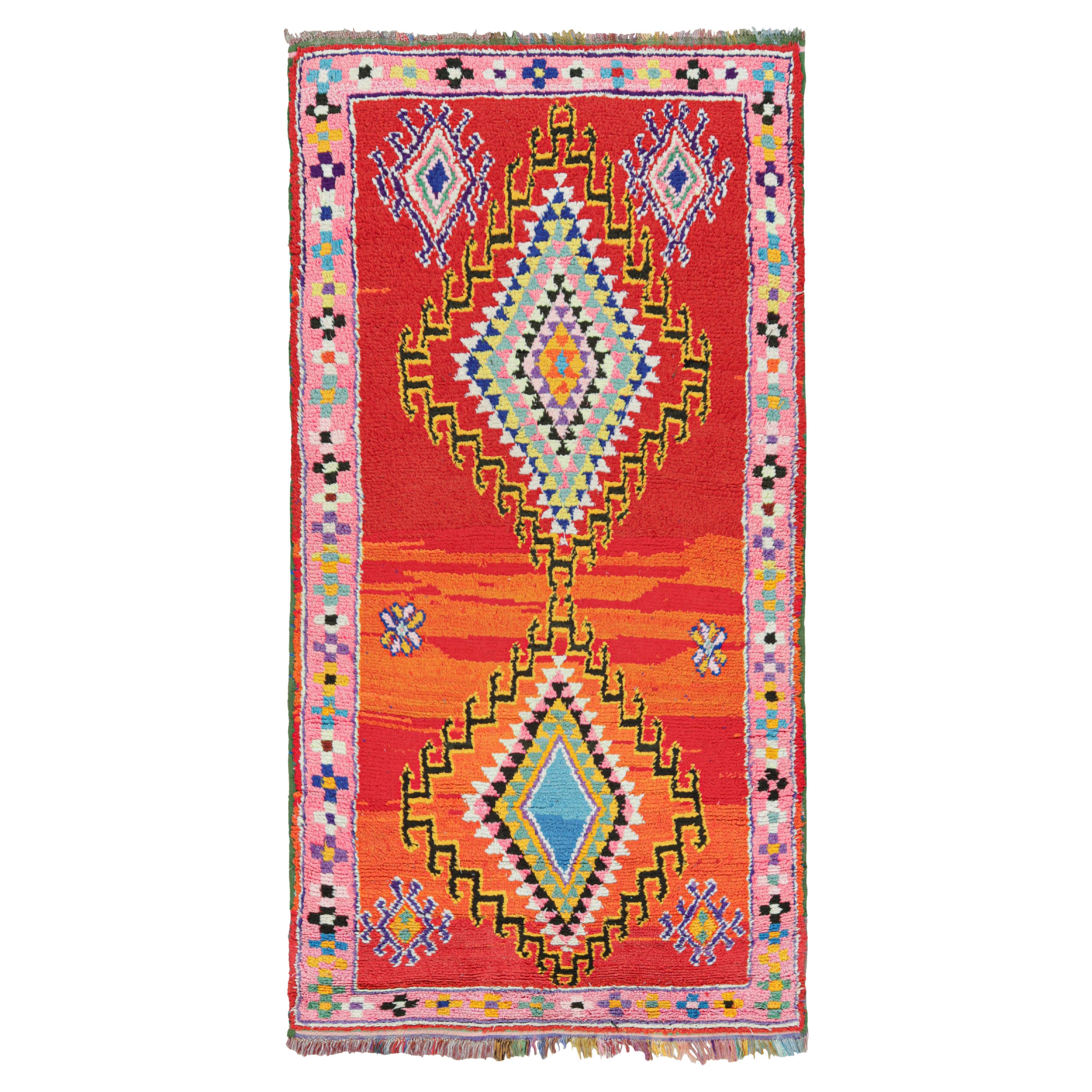 Tapis de course marocain vintage rouge avec médaillons colorés  Rug & Kilim