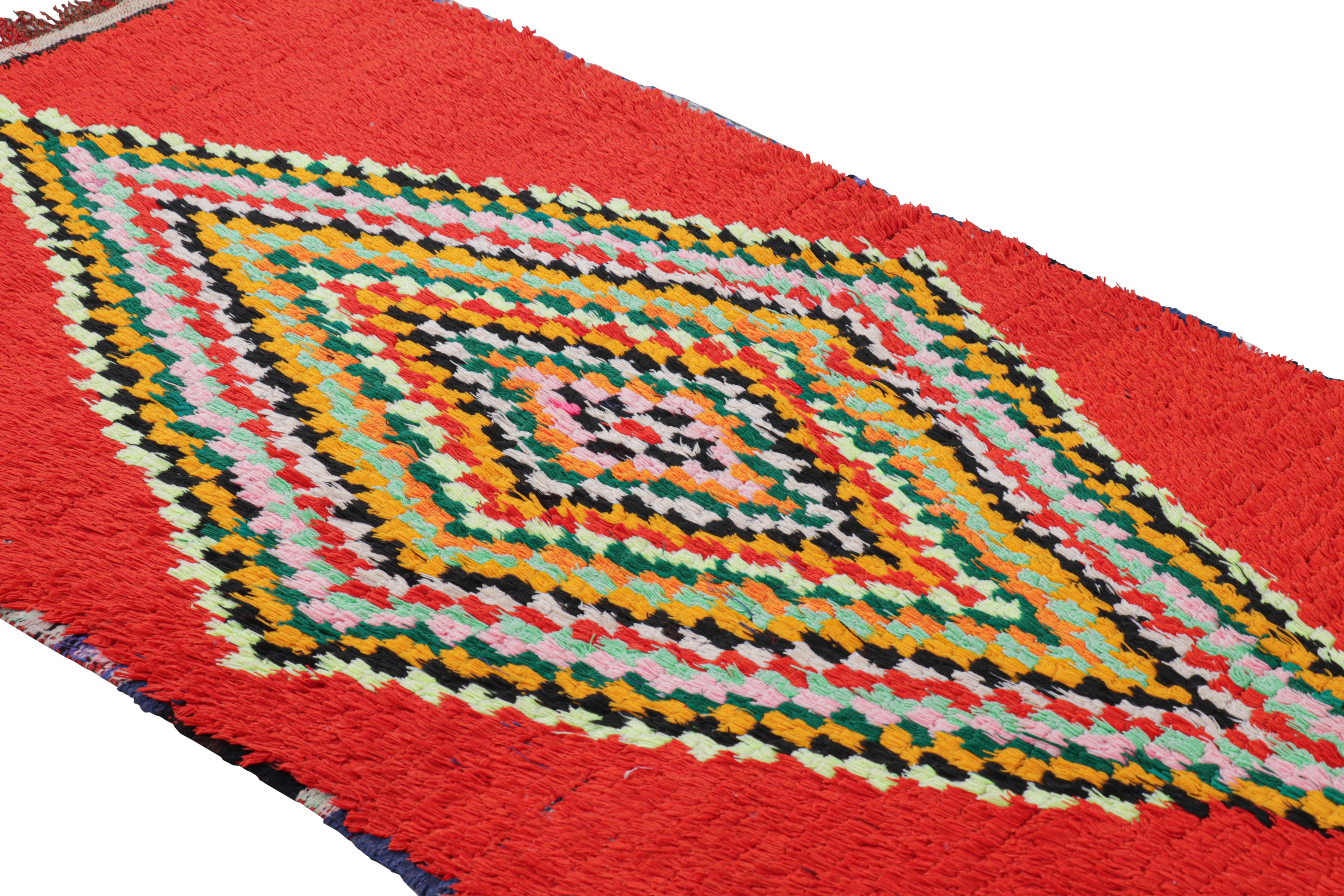 Noué à la main en laine et originaire du Maroc vers 1950-1960, ce tapis marocain vintage 3x9 est une pièce extrêmement rare comme il en existe peu de sa provenance. 

Sur le Design : 

Les admirateurs de l'artisanat noteront à quel point cette pièce