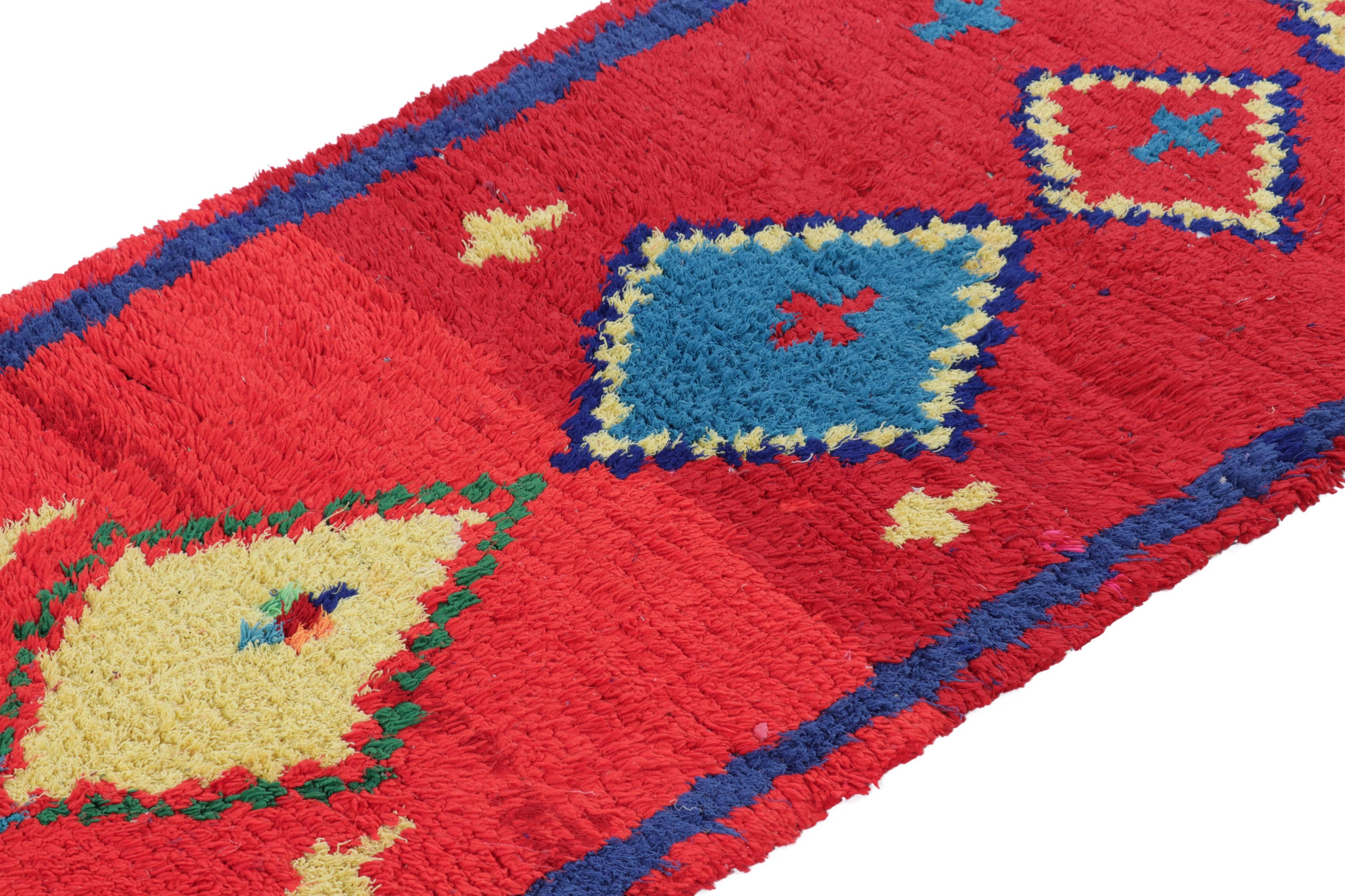 Dieser handgewebte Wollteppich aus Marokko (ca. 1950-1960) ist ein seltener und einer der aufregendsten Neuzugänge in der Kollektion von Rug & Kilim aus der Mitte des Jahrhunderts aus dieser Region.

Über das Design: 

Eingerahmt von einer kühnen