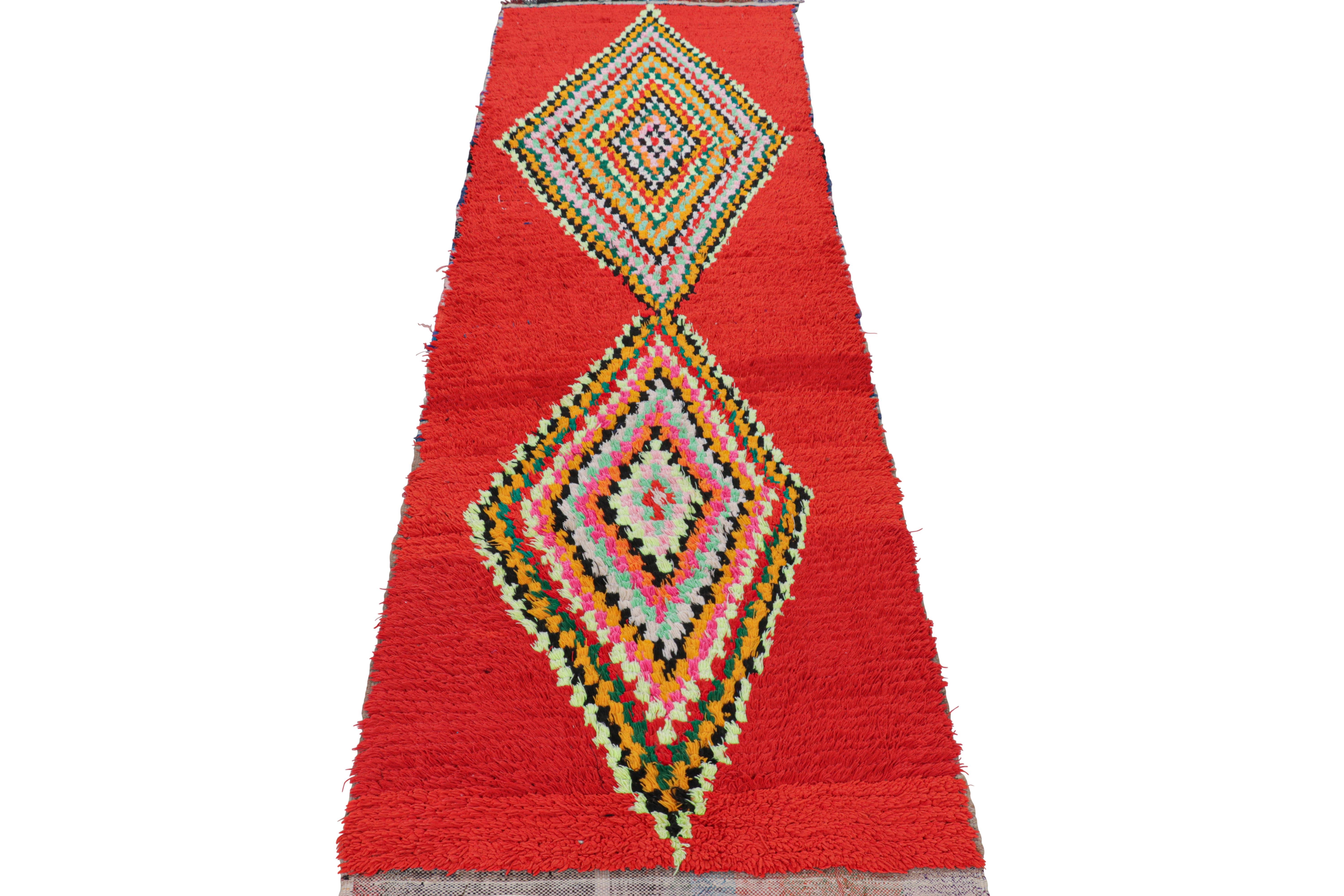 Noué à la main Tapis de couloir marocain vintage rouge avec médaillons en diamant  Rug & Kilim en vente
