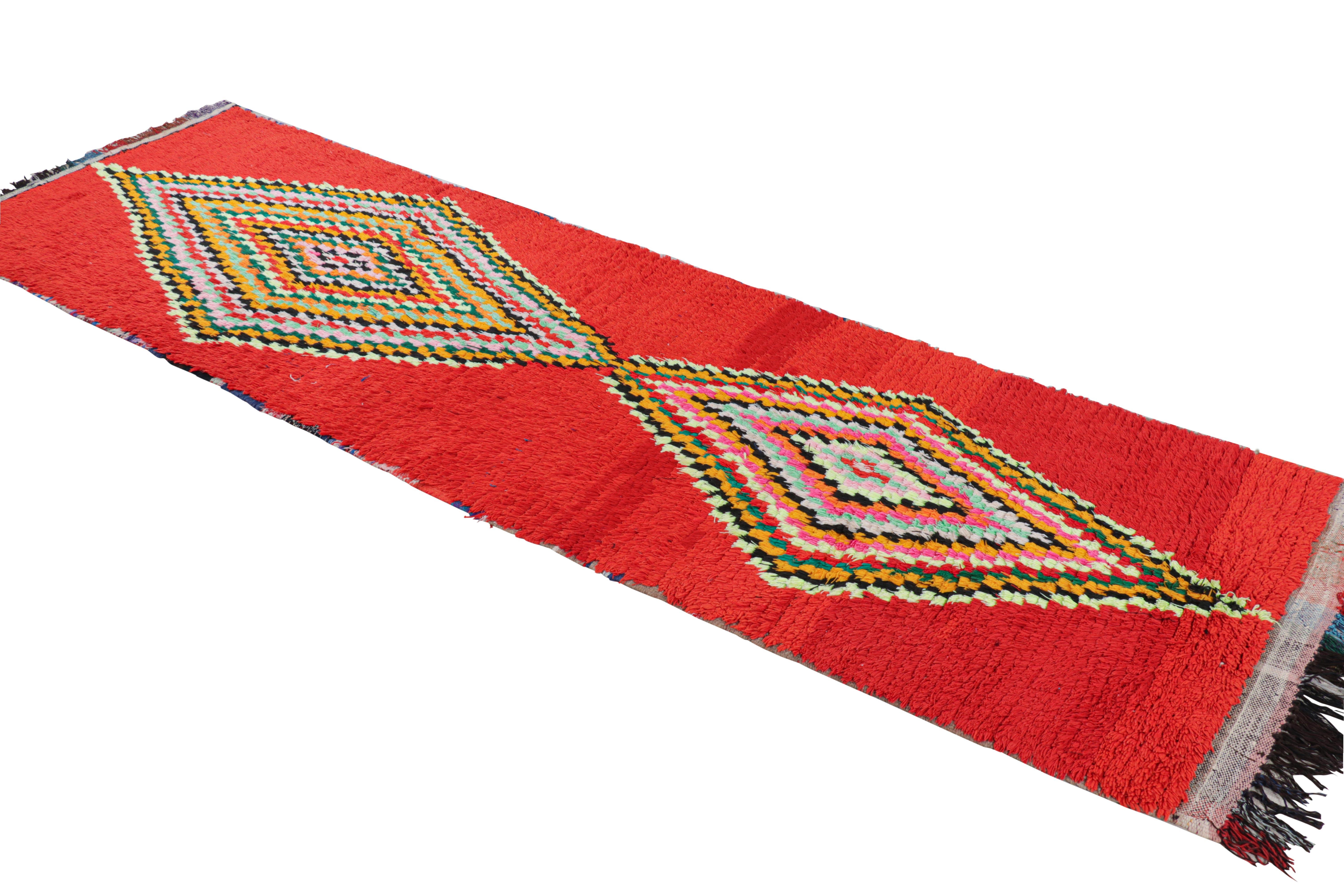 Tapis de couloir marocain vintage rouge avec médaillons en diamant  Rug & Kilim Bon état - En vente à Long Island City, NY