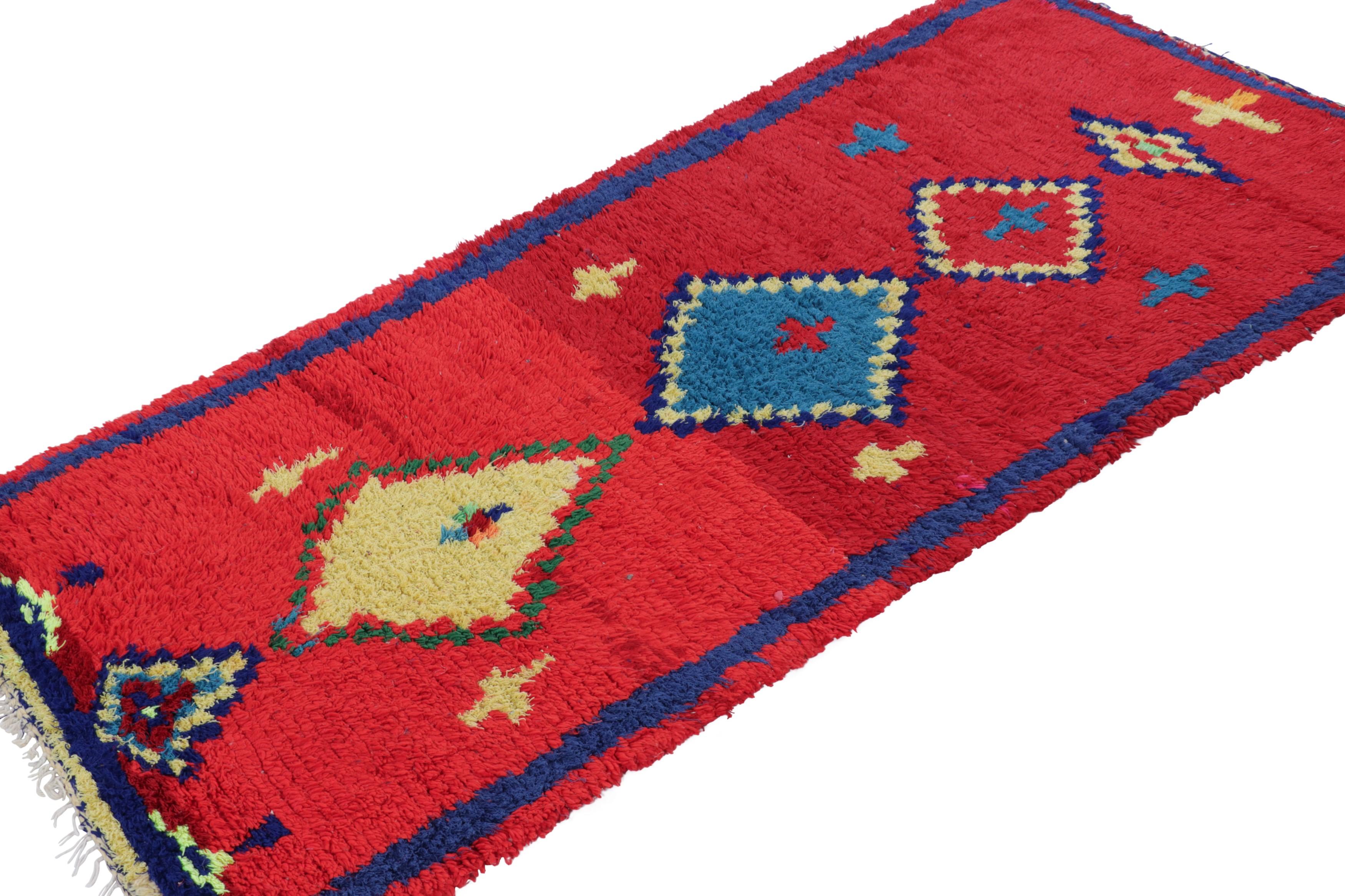 Vintage Marokkanischer Läufer in Rot mit Diamantmedaillons - Rug & Kilim im Zustand „Gut“ im Angebot in Long Island City, NY