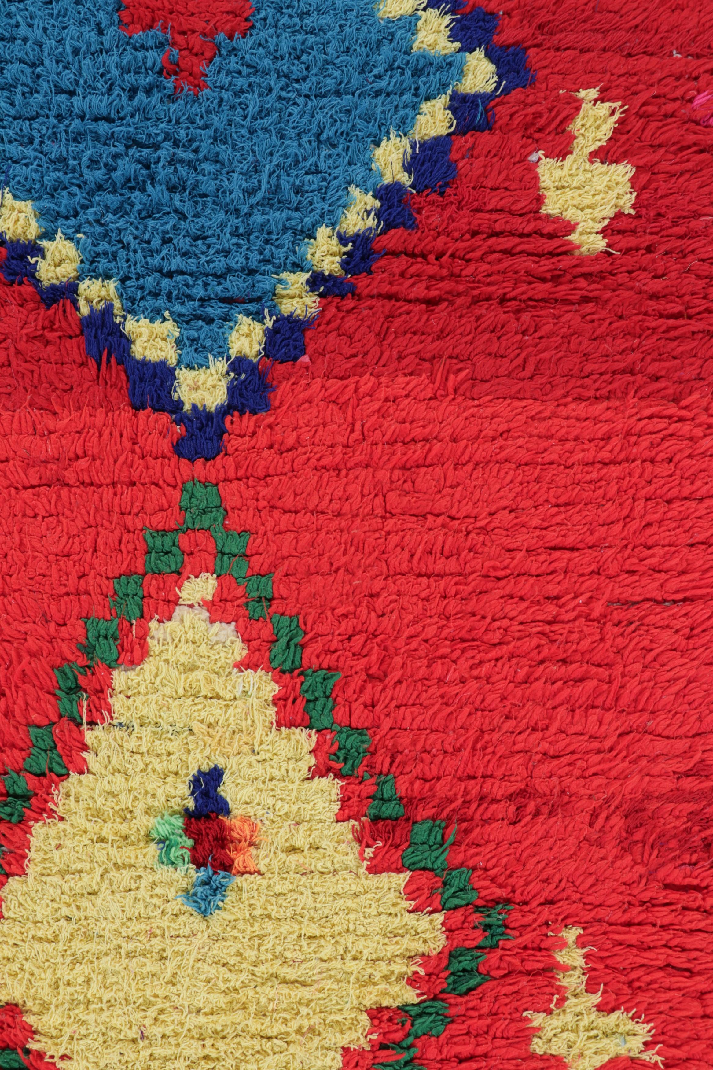Vintage Marokkanischer Läufer in Rot mit Diamantmedaillons - Rug & Kilim (Mitte des 20. Jahrhunderts) im Angebot