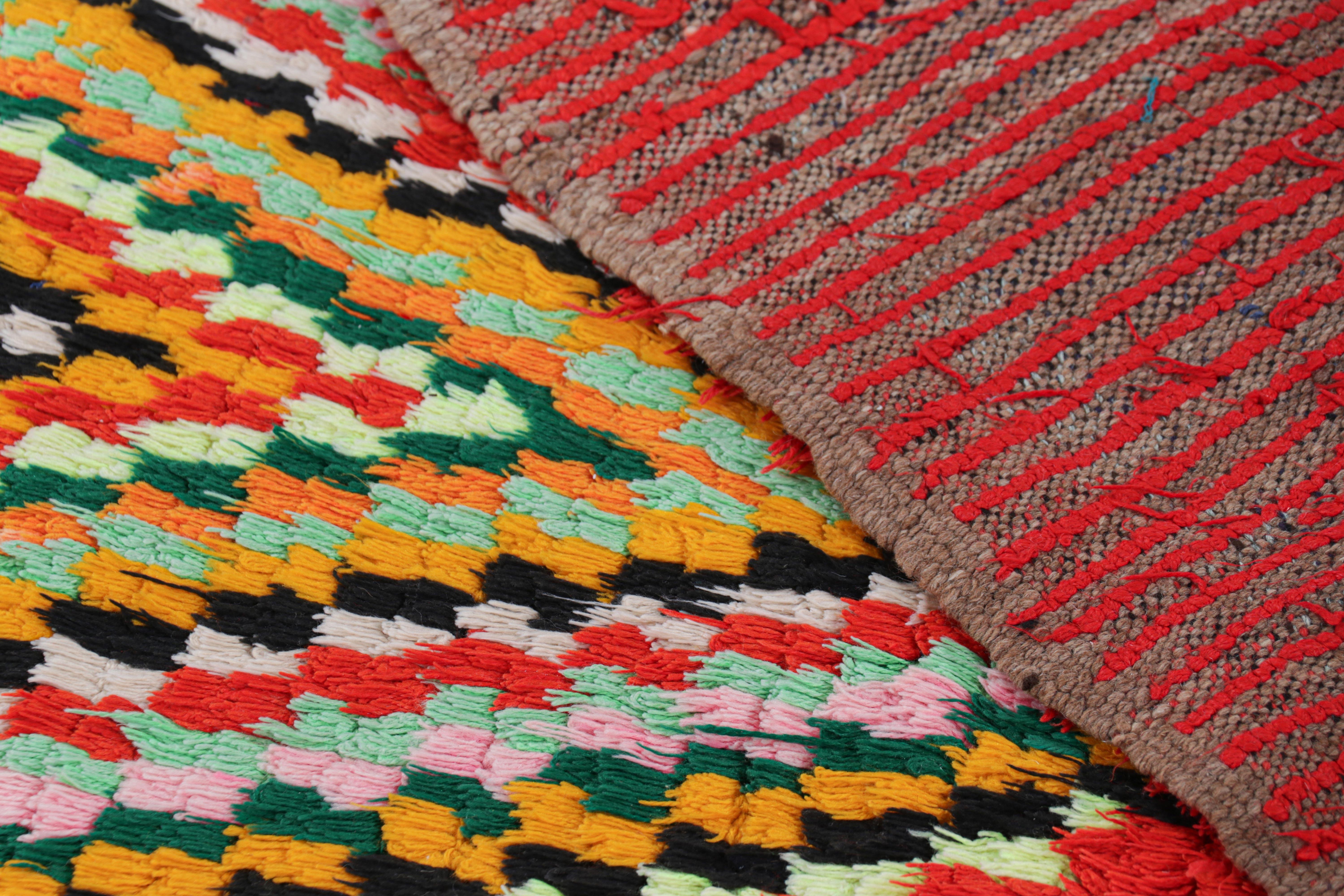 Laine Tapis de couloir marocain vintage rouge avec médaillons en diamant  Rug & Kilim en vente