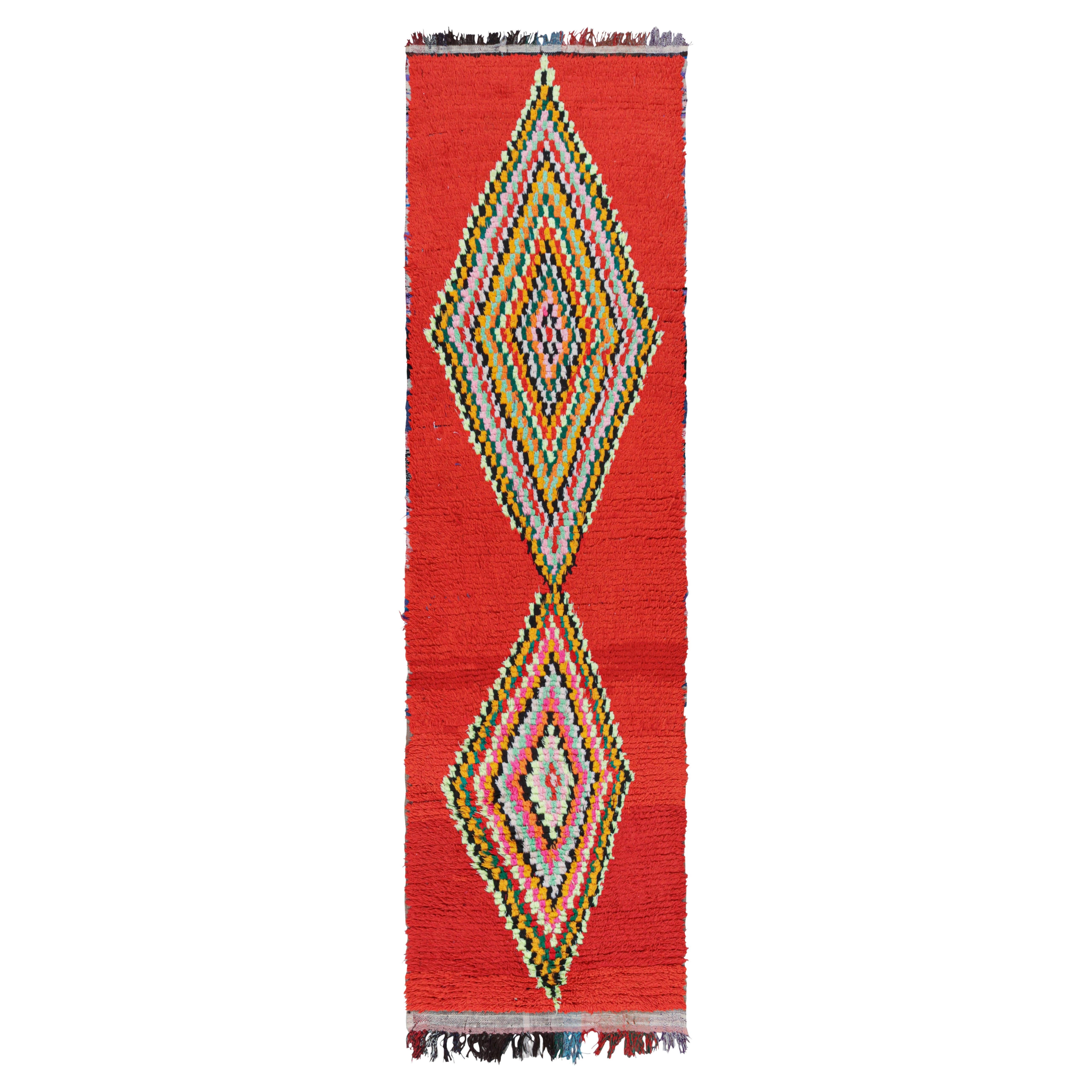 Tapis de couloir marocain vintage rouge avec médaillons en diamant  Rug & Kilim