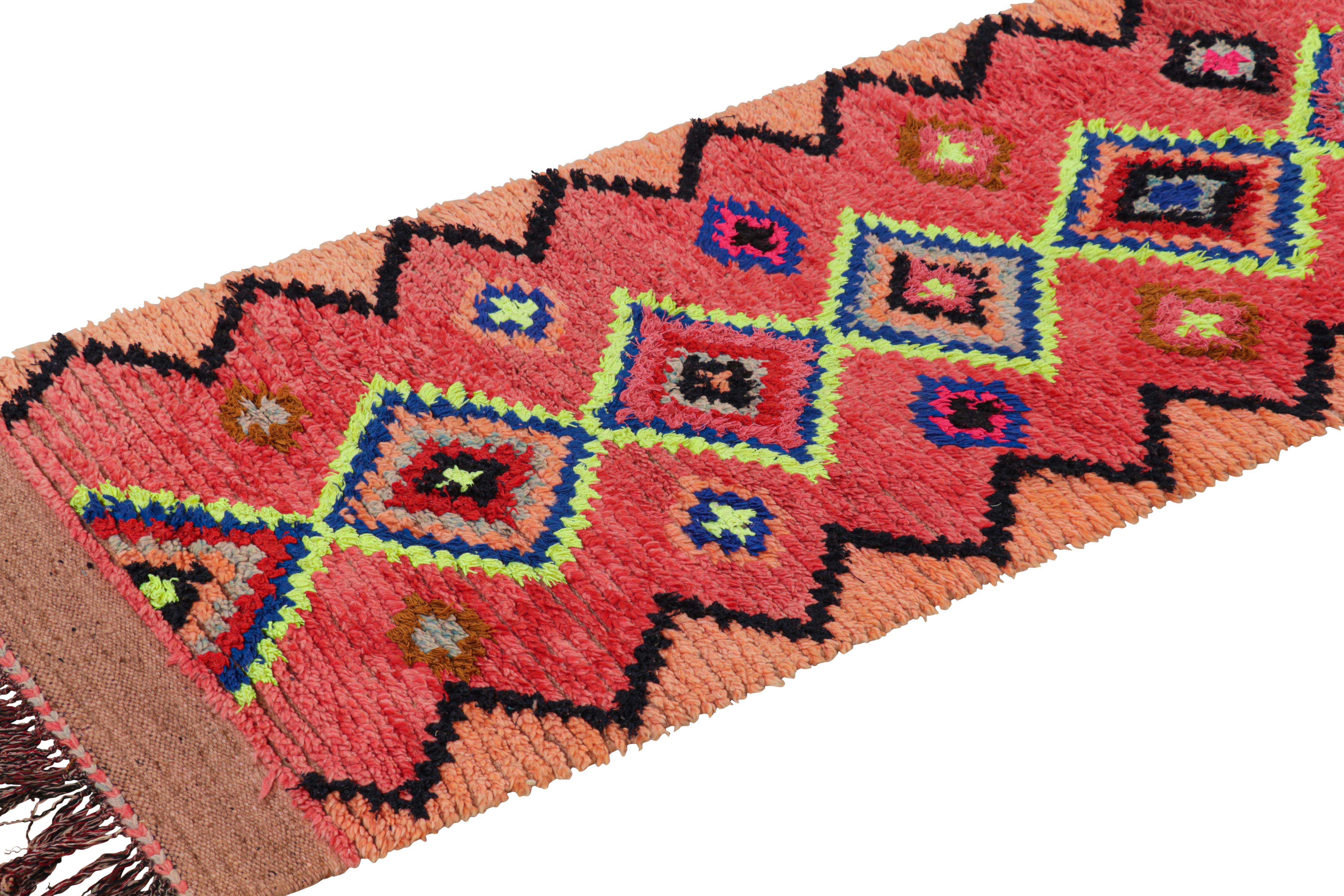 Dieser aus Wolle handgeknüpfte marokkanische Teppich (3x11) stammt aus Marokko und wurde um 1950-1960 hergestellt. Er ist ein äußerst seltenes Stück, wie nur wenige seiner Herkunft. 

Über das Design: 

Bewunderer des Handwerks werden feststellen,