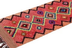 Tappeto marocchino vintage in rosso con motivi a diamante, da Rug & Kilim