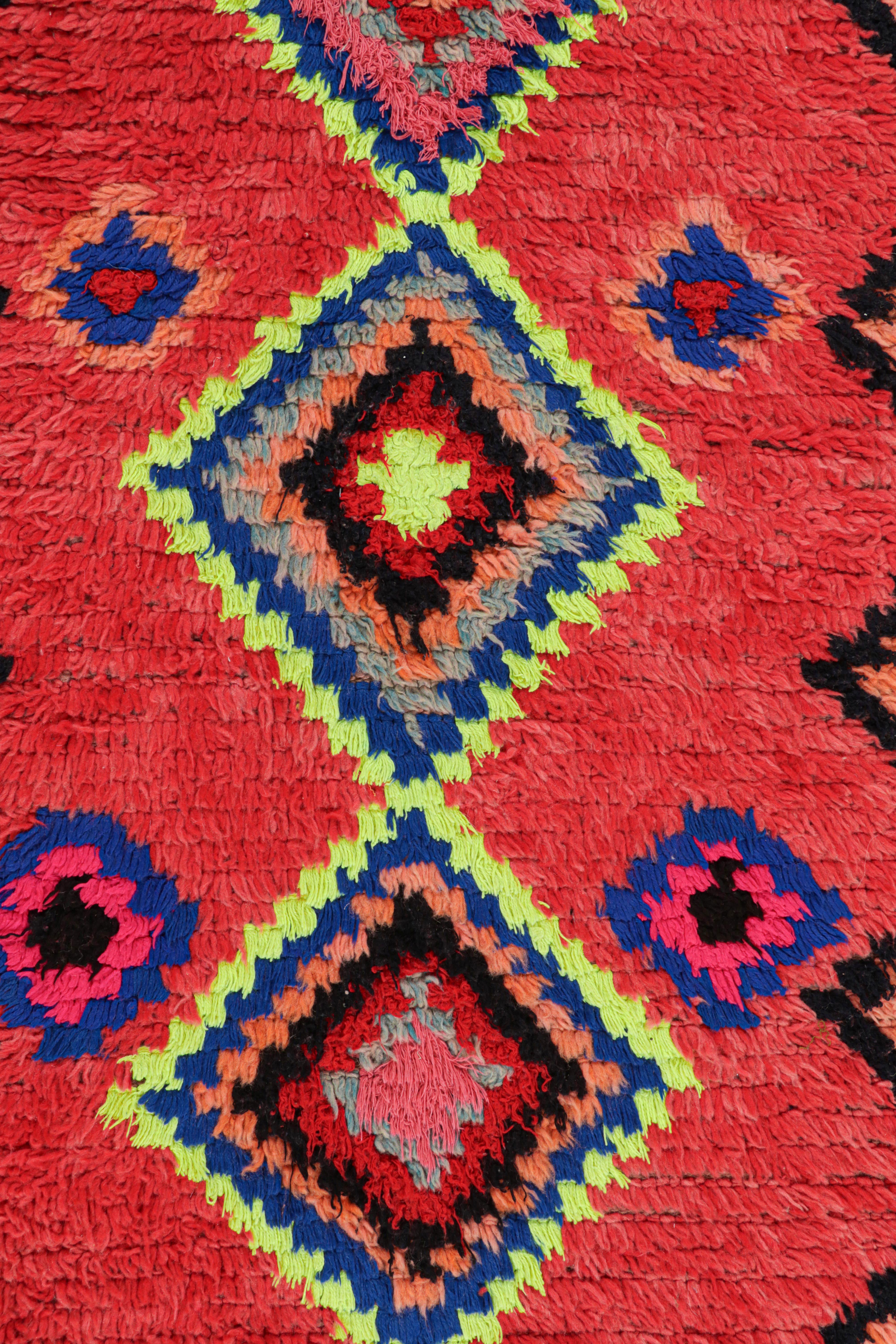 Marokkanischer Vintage-Läufer in Rot mit Diamantmuster, von Rug & Kilim (Handgeknüpft) im Angebot
