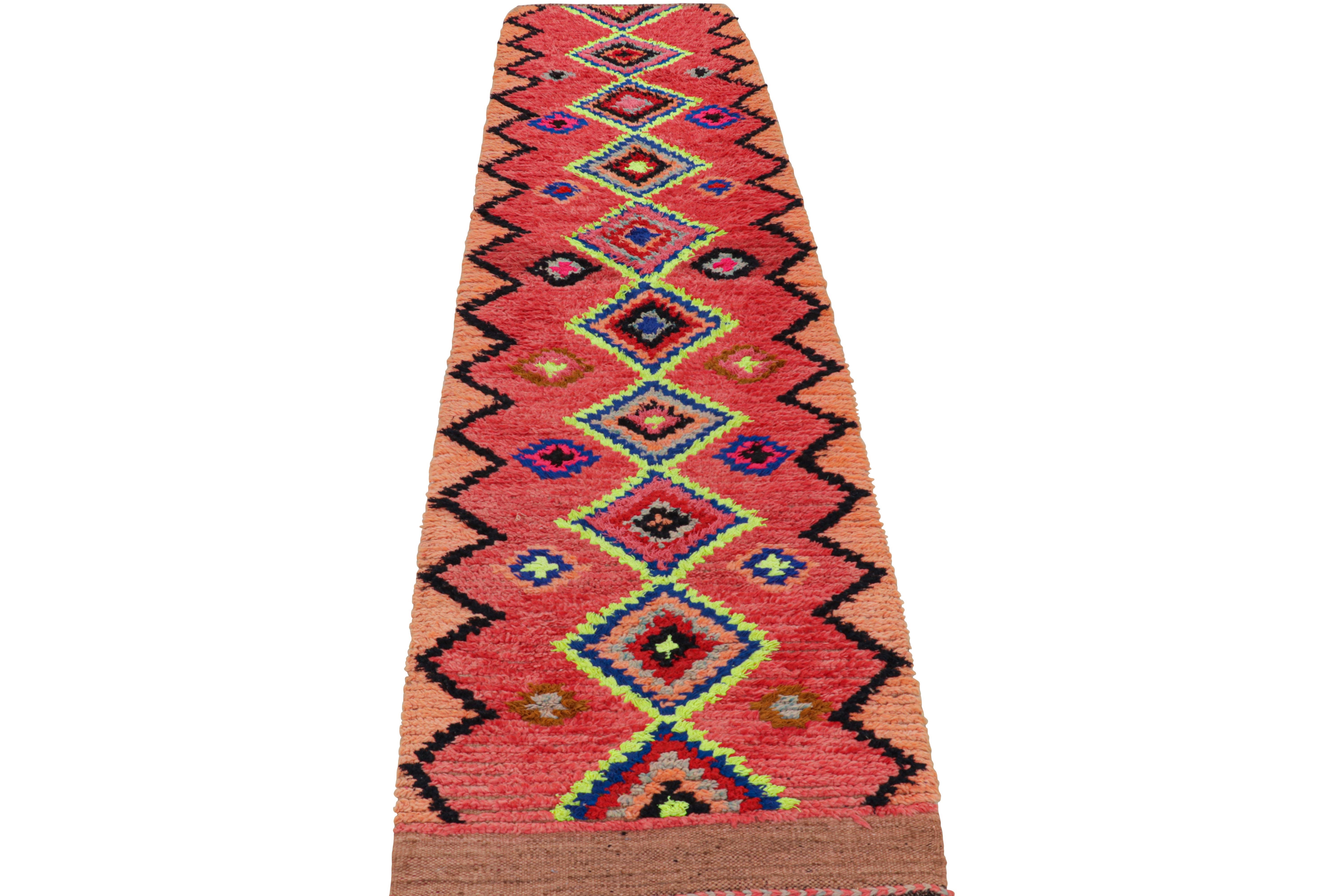 Marokkanischer Vintage-Läufer in Rot mit Diamantmuster, von Rug & Kilim im Zustand „Gut“ im Angebot in Long Island City, NY