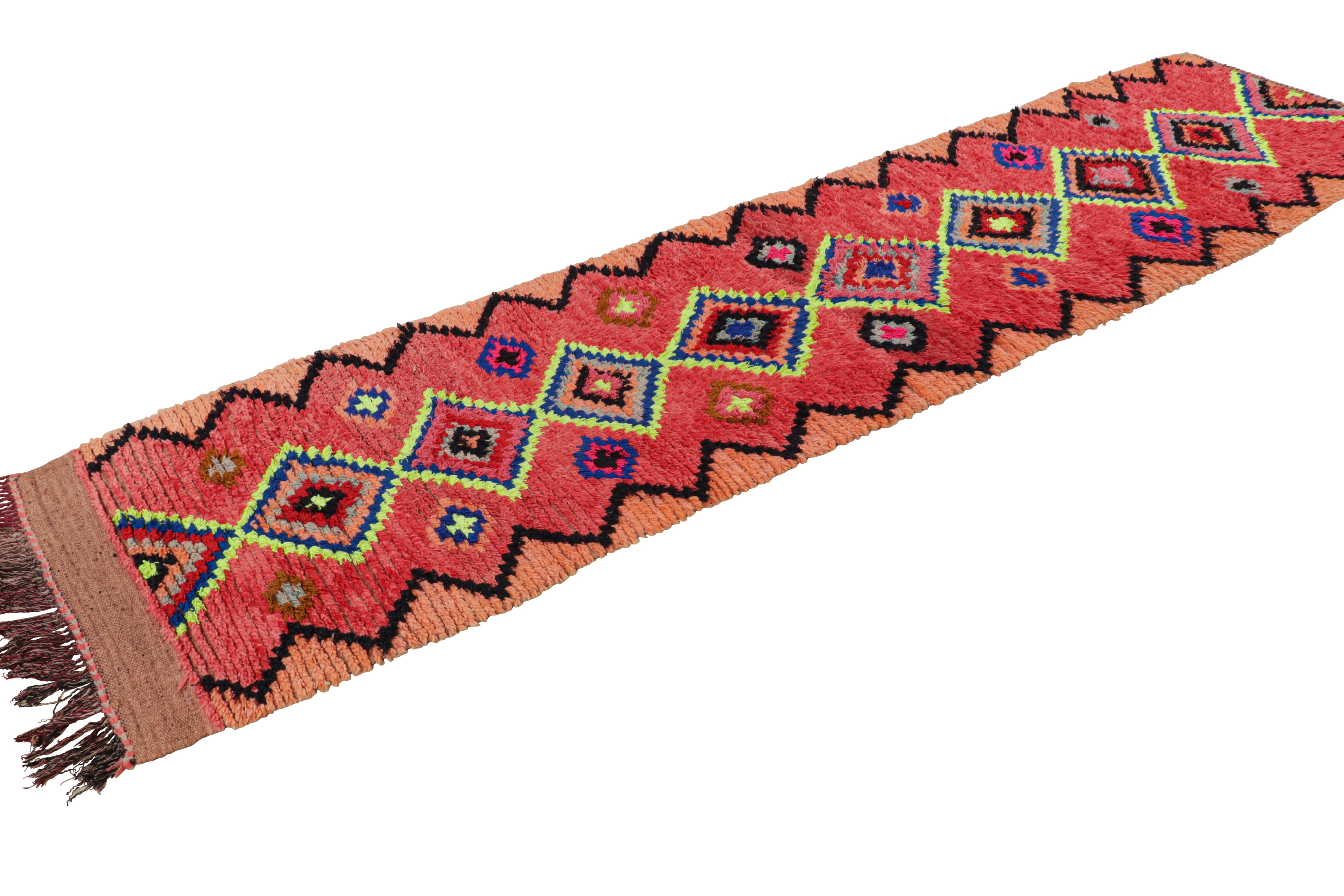 Marokkanischer Vintage-Läufer in Rot mit Diamantmuster, von Rug & Kilim (Mitte des 20. Jahrhunderts) im Angebot