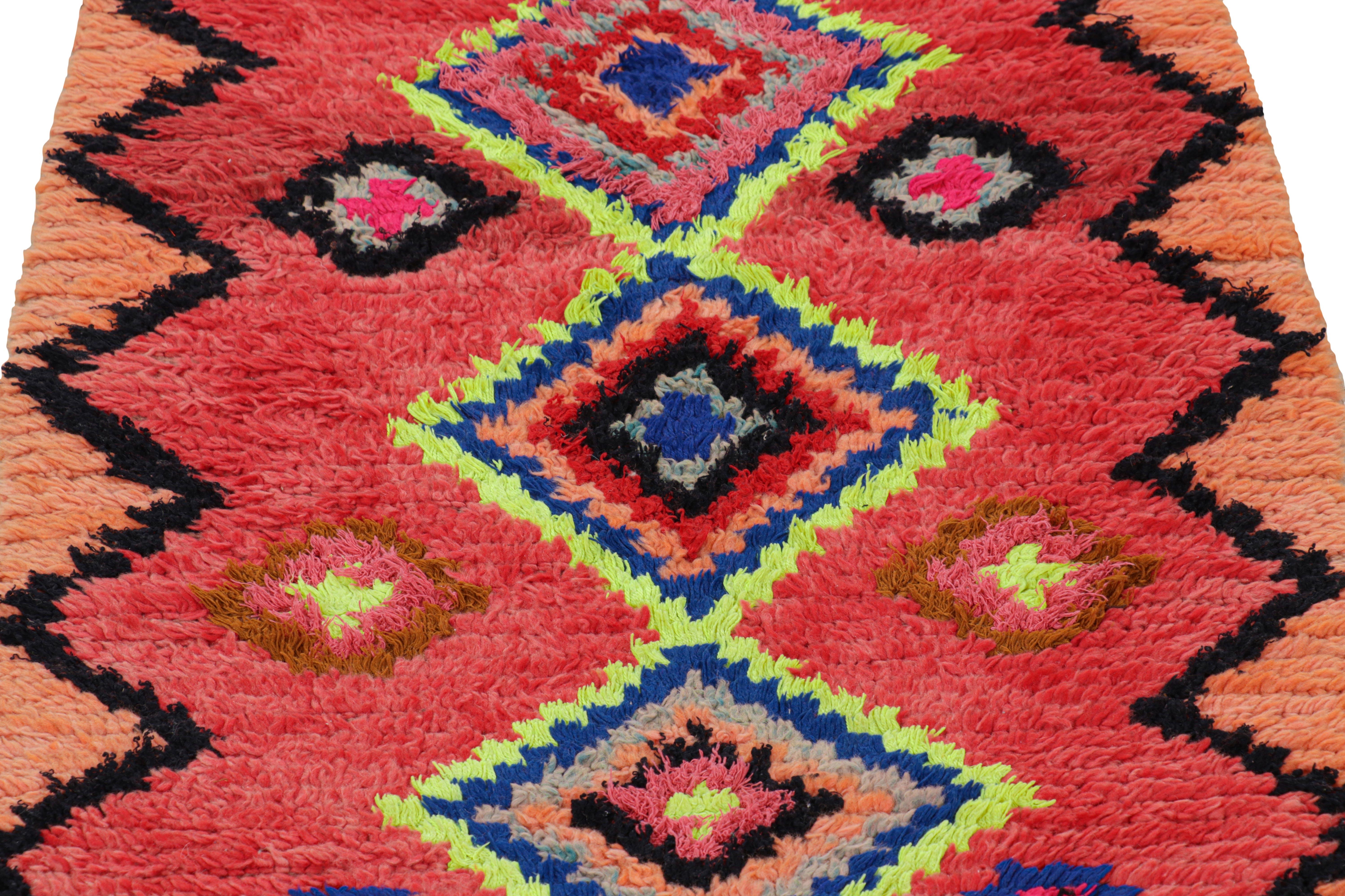 Marokkanischer Vintage-Läufer in Rot mit Diamantmuster, von Rug & Kilim (Wolle) im Angebot