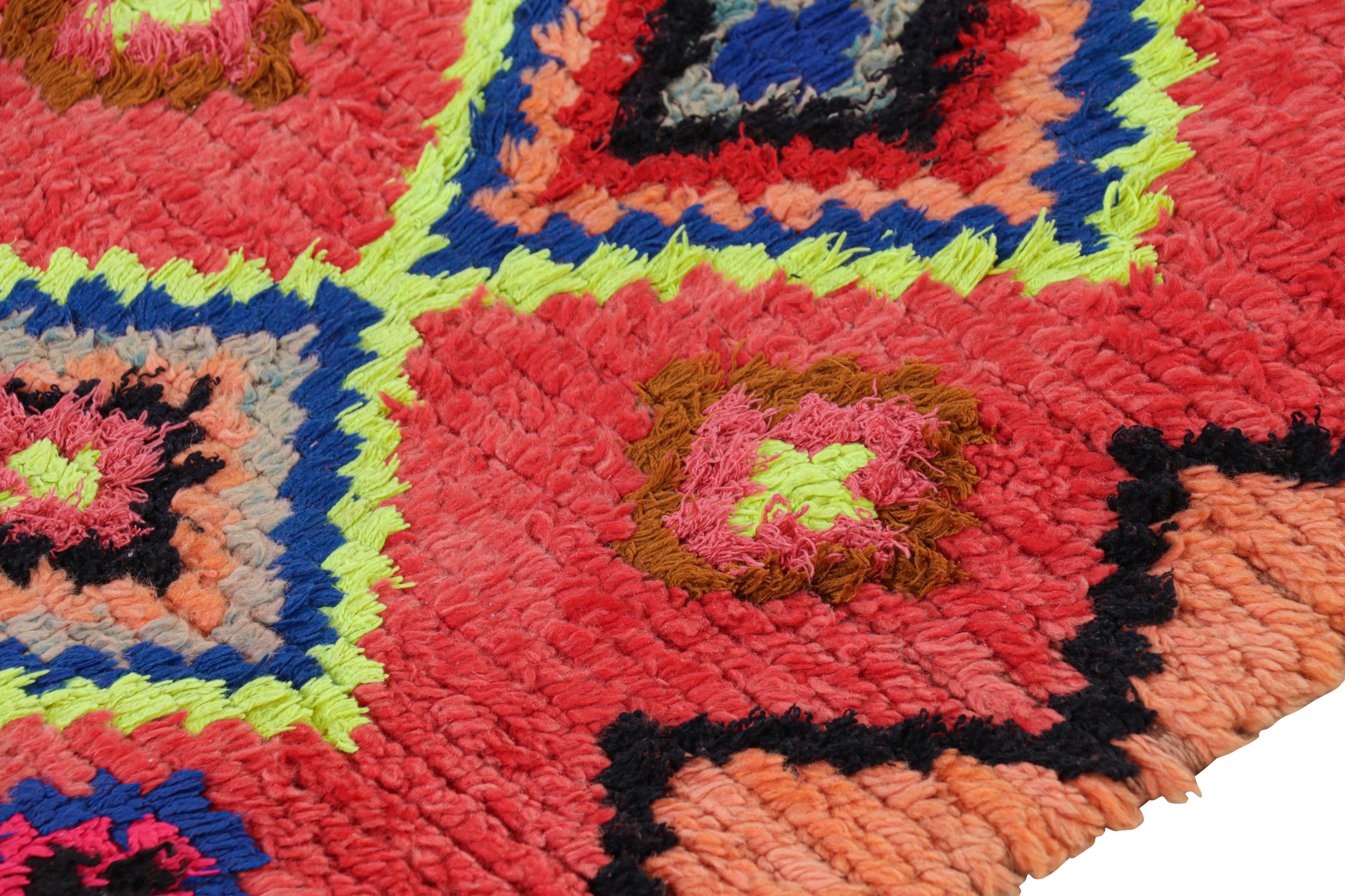 Marokkanischer Vintage-Läufer in Rot mit Diamantmuster, von Rug & Kilim im Angebot 1