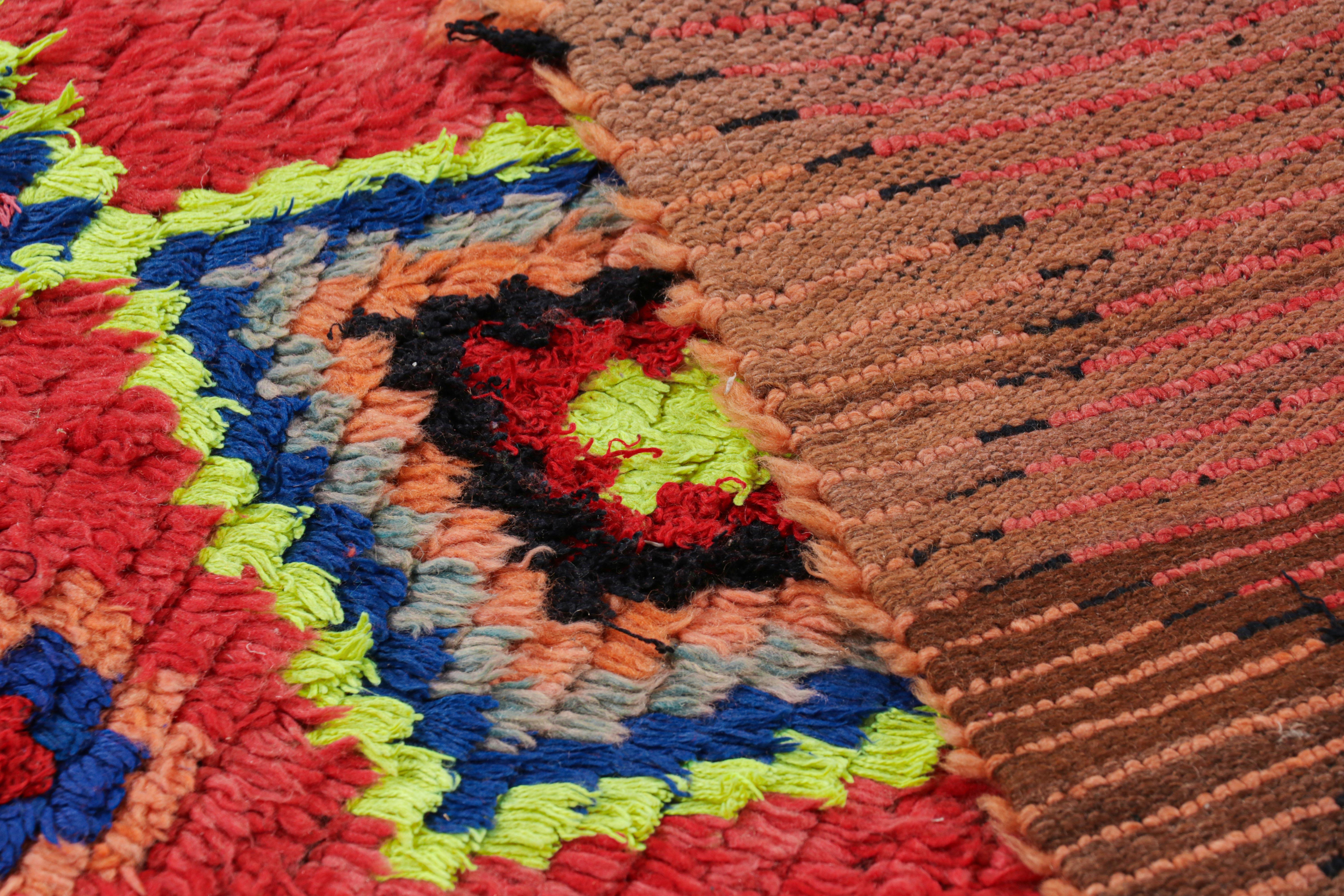Marokkanischer Vintage-Läufer in Rot mit Diamantmuster, von Rug & Kilim im Angebot 2