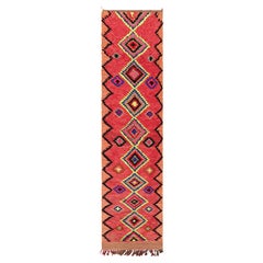 Marokkanischer Vintage-Läufer in Rot mit Diamantmuster, von Rug & Kilim