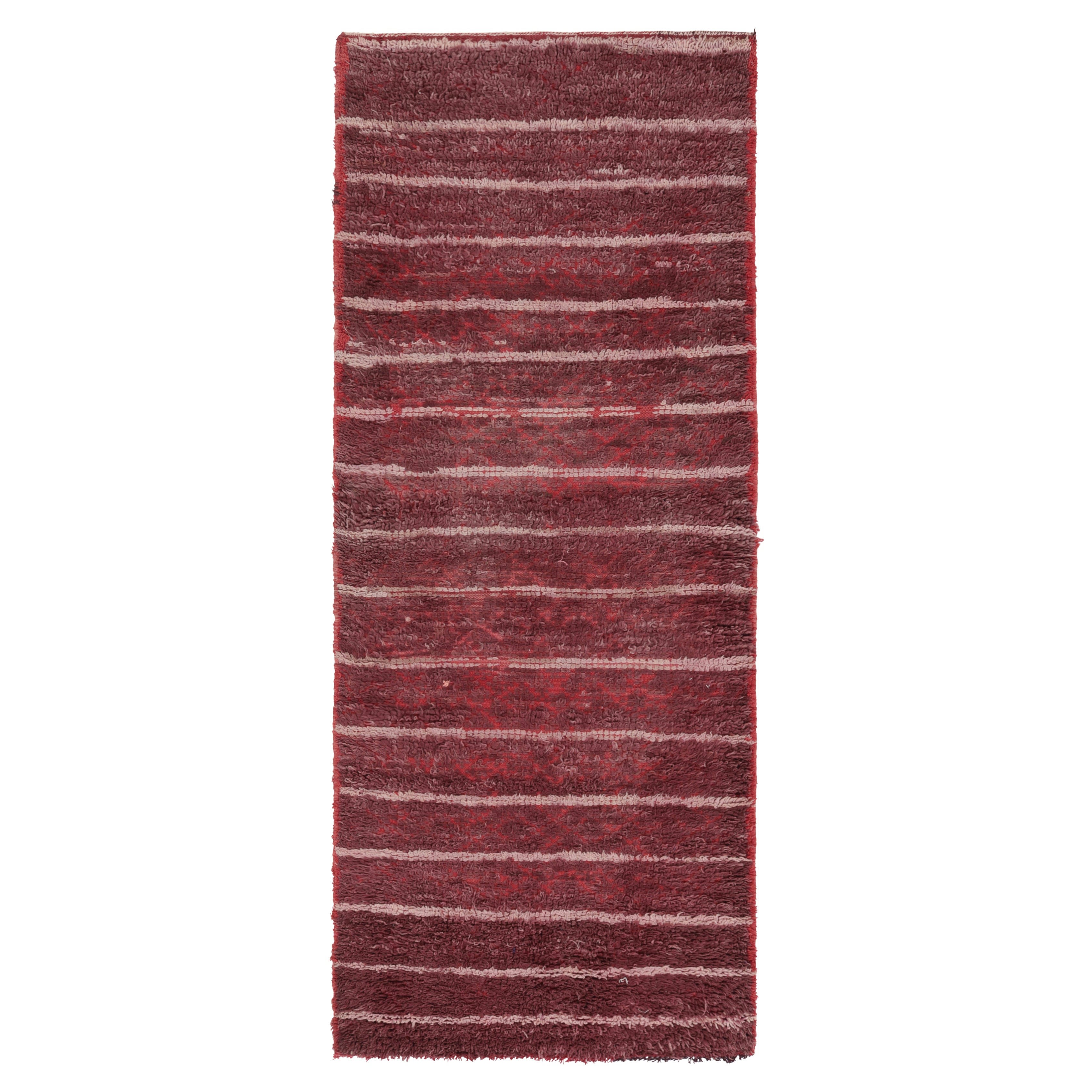 Tappeto runner marocchino vintage in rosso con motivi geometrici a strisce - Rug & Kilim