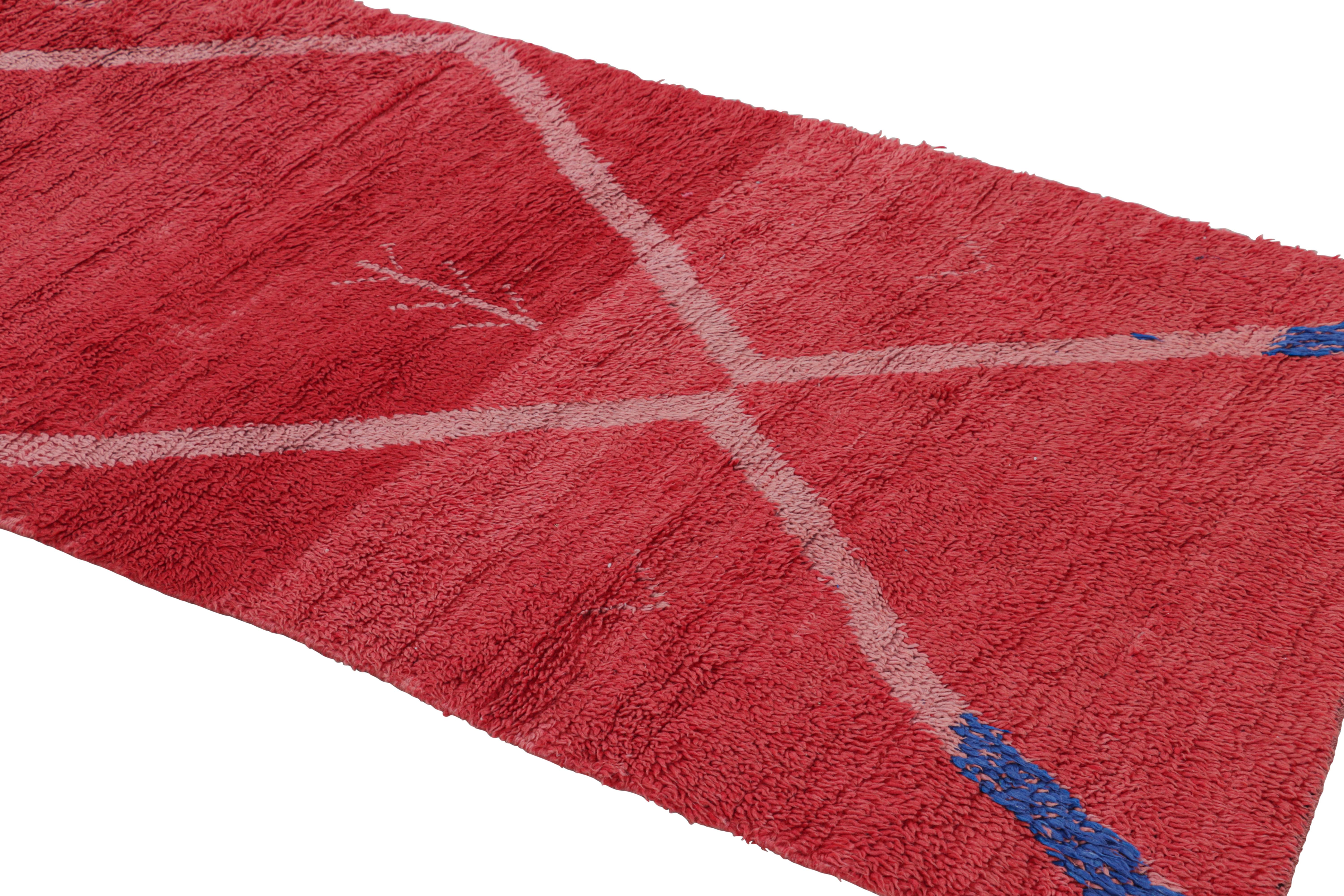 Dieser aus Wolle handgeknüpfte marokkanische Teppich im Format 3x9 stammt aus Marokko (ca. 1950-1960) und ist eine seltene und aufregende Neuerscheinung aus der Stammesteppich-Kollektion von Rug & Kilim.

Über das Design: 

Bewunderer des Handwerks