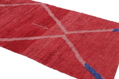 Alfombra marroquí vintage roja con dibujo geométrico rosa, de Rug & Kilim