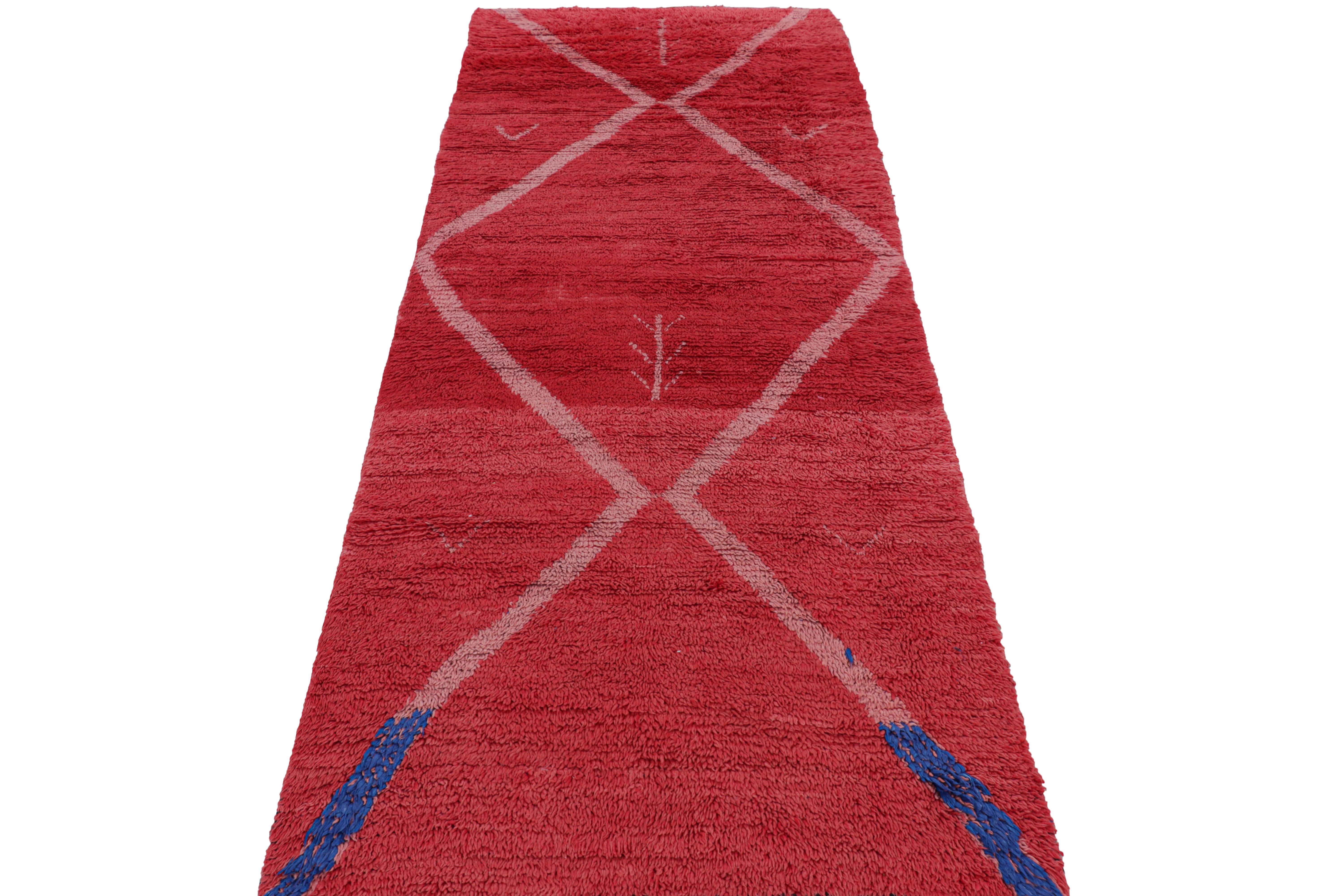 Marokkanischer Vintage-Läufer in Rot mit rosa geometrischem Muster, von Rug & Kilim im Zustand „Gut“ im Angebot in Long Island City, NY
