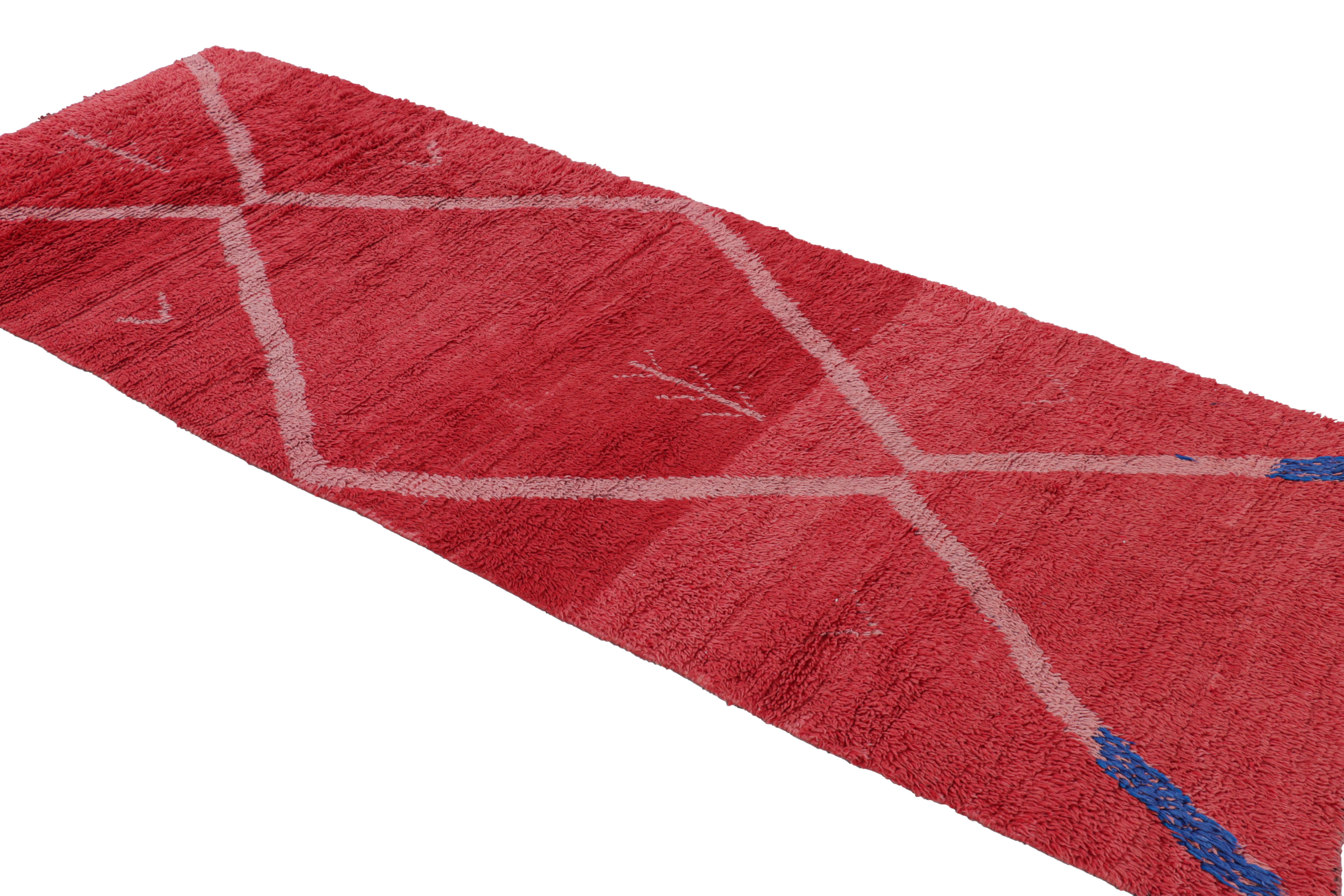 Marokkanischer Vintage-Läufer in Rot mit rosa geometrischem Muster, von Rug & Kilim (Mitte des 20. Jahrhunderts) im Angebot